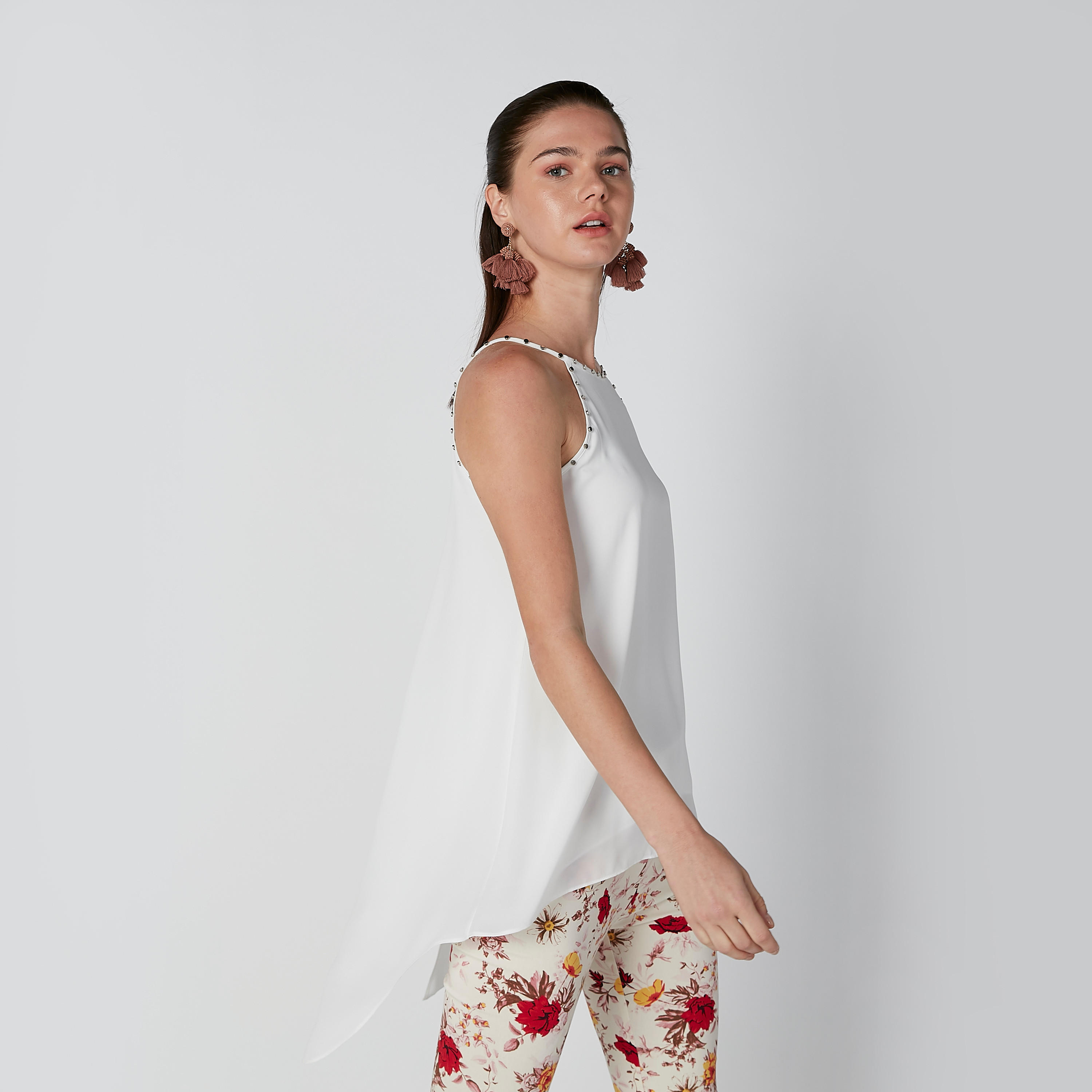 بلوزة بحمّالات وحواف غير مستوية وتفاصيل مرصّعة من إيل-women-clothing-shirtsandblouses-blouses-image-4