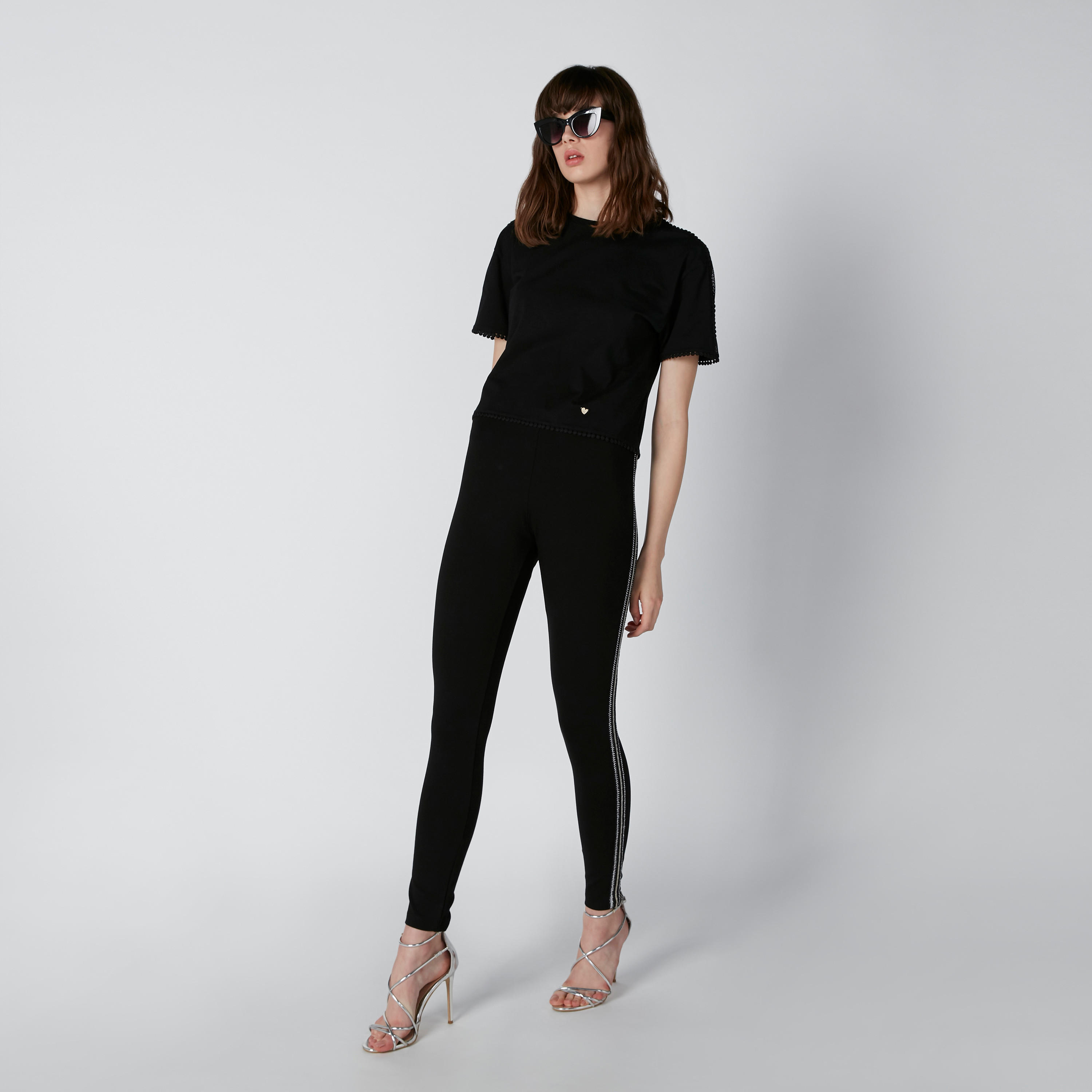 بلوزة بأكمام قصيرة وتفاصيل بوم بوم من إيل-women-clothing-tshirts-image-1