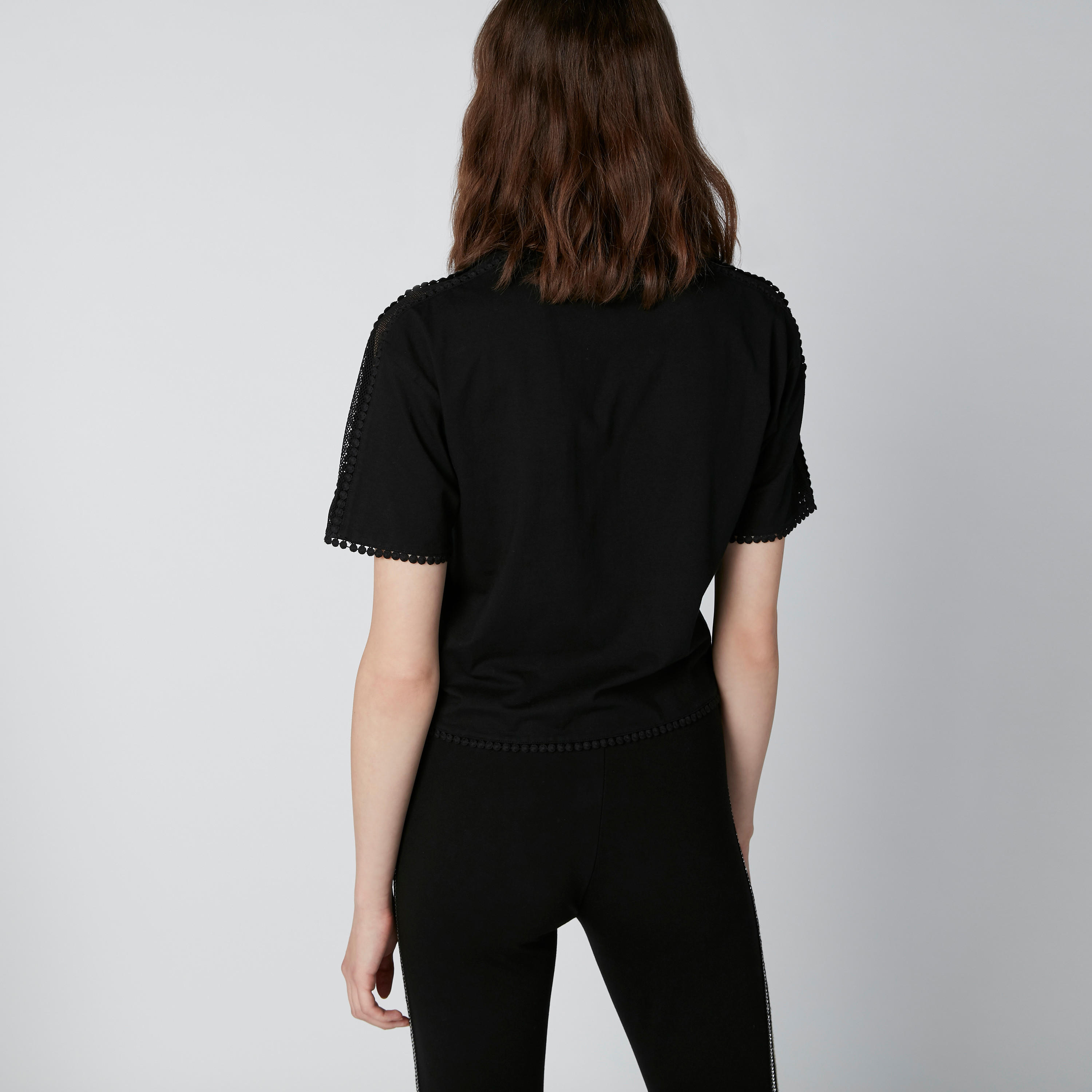 بلوزة بأكمام قصيرة وتفاصيل بوم بوم من إيل-women-clothing-tshirts-image-2