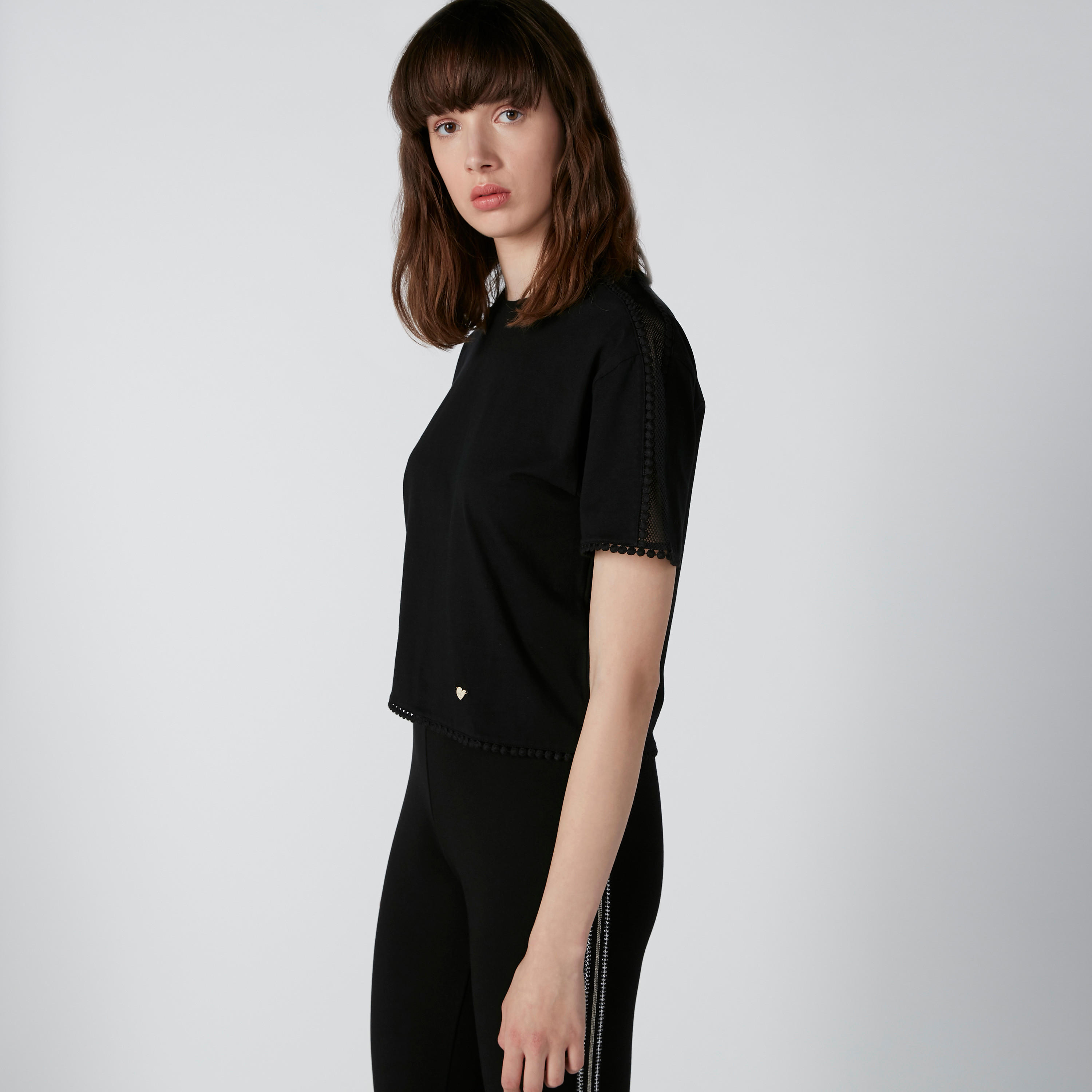 بلوزة بأكمام قصيرة وتفاصيل بوم بوم من إيل-women-clothing-tshirts-image-3