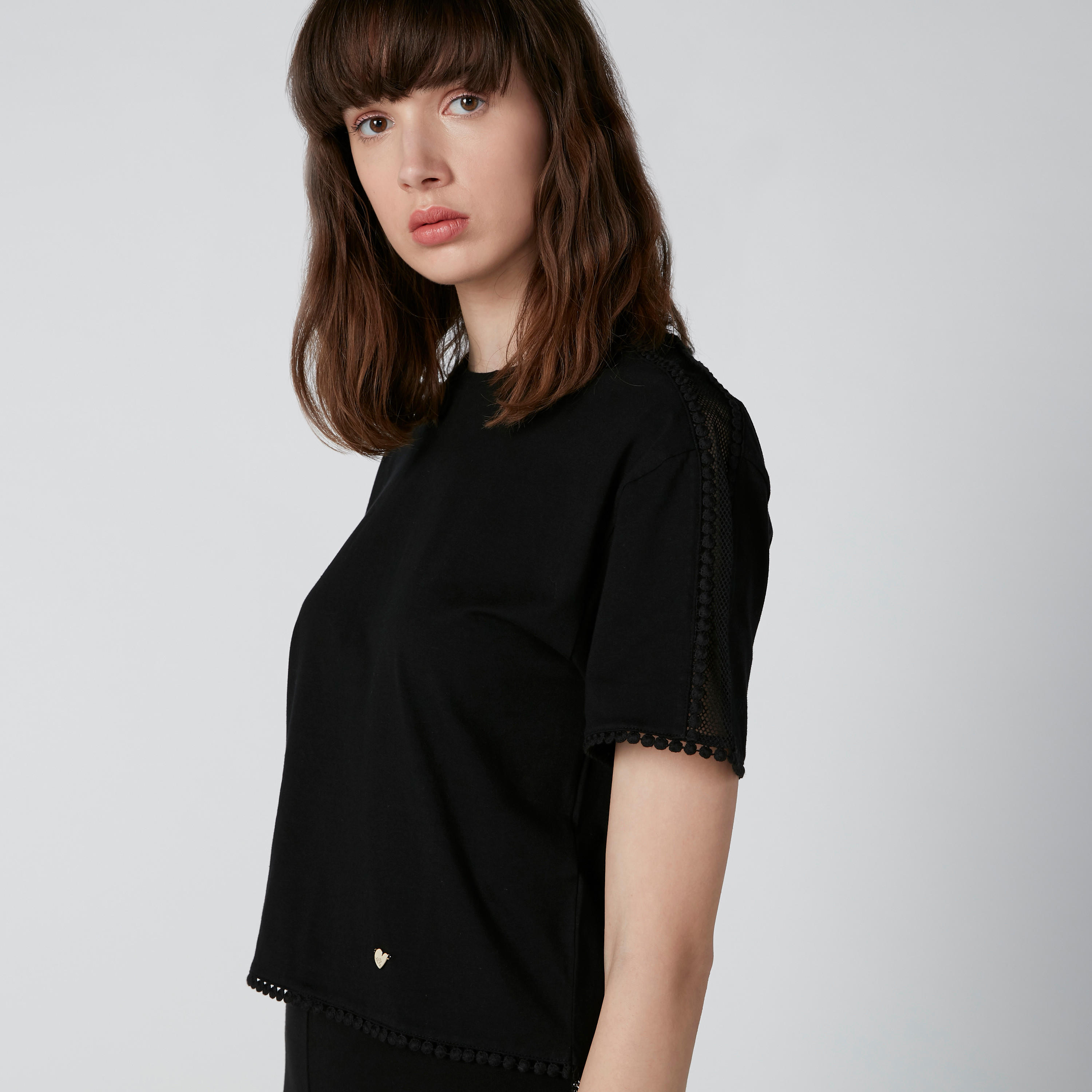 بلوزة بأكمام قصيرة وتفاصيل بوم بوم من إيل-women-clothing-tshirts-image-4