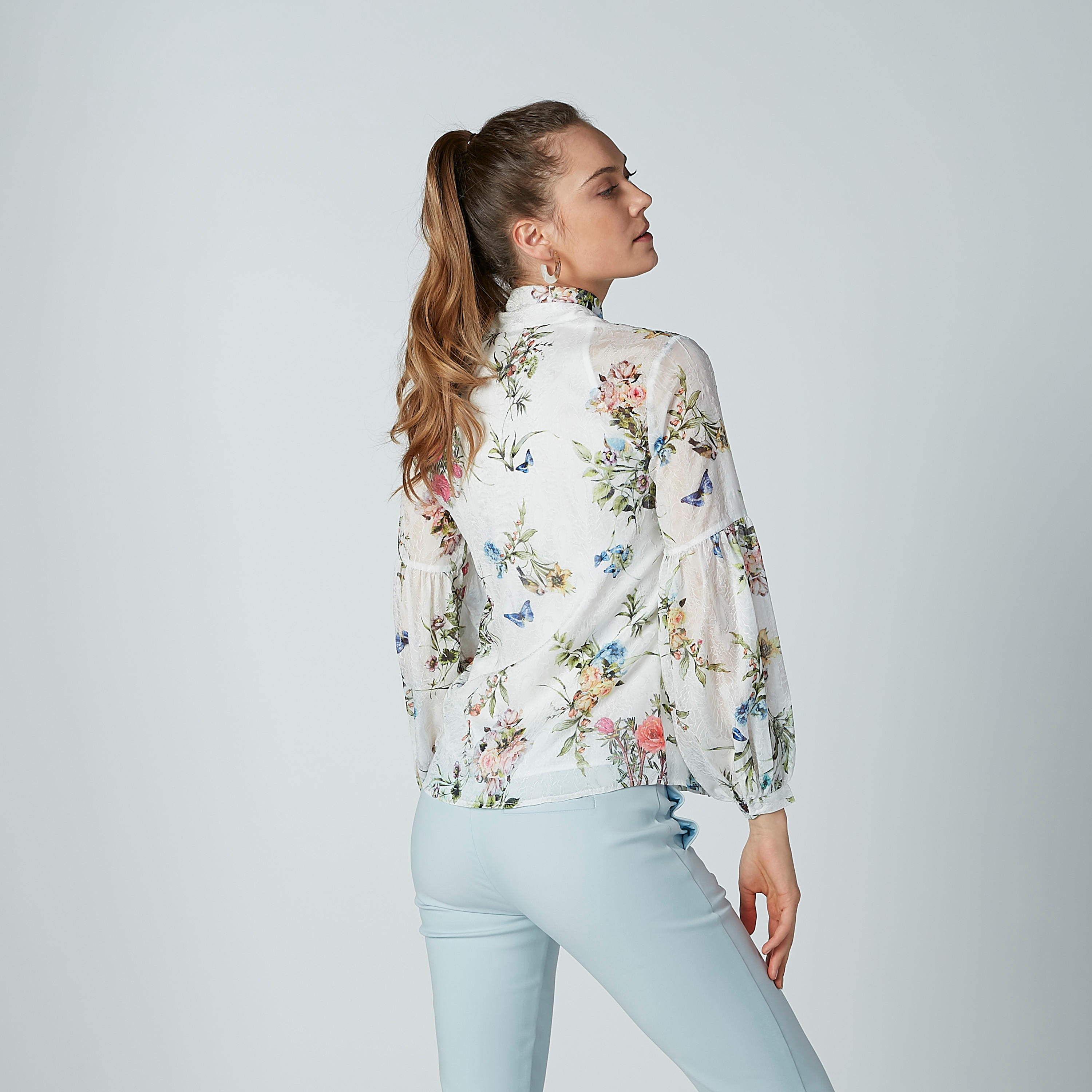 بلوزة مزيّنة بفيونكة وأكمام طويلة وطبعات زهرية من إيل-women-clothing-shirtsandblouses-blouses-image-3