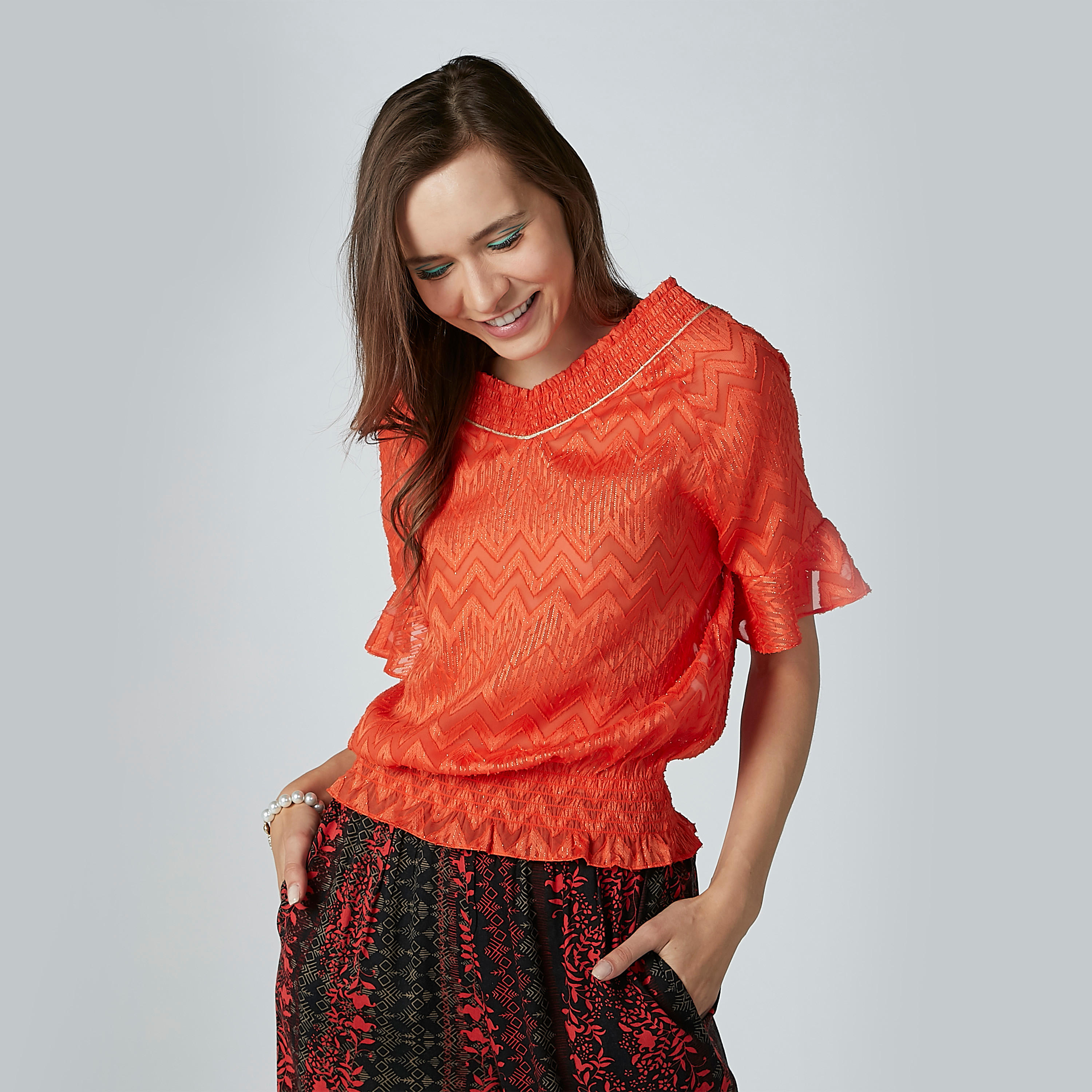 بلوزة بارزة الملمس بياقة V وأكمام قصيرة من إيل-women-clothing-shirtsandblouses-blouses-image-1