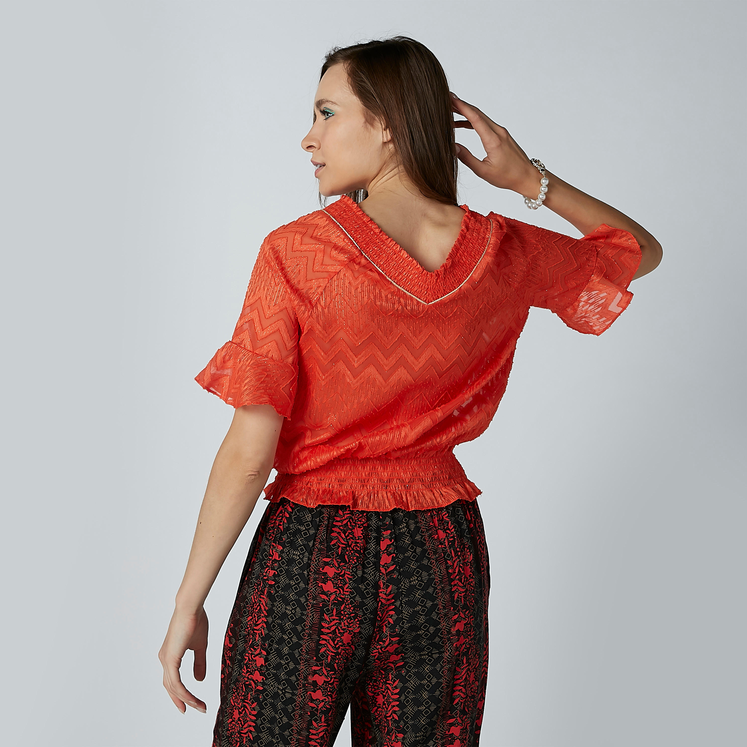بلوزة بارزة الملمس بياقة V وأكمام قصيرة من إيل-women-clothing-shirtsandblouses-blouses-image-3