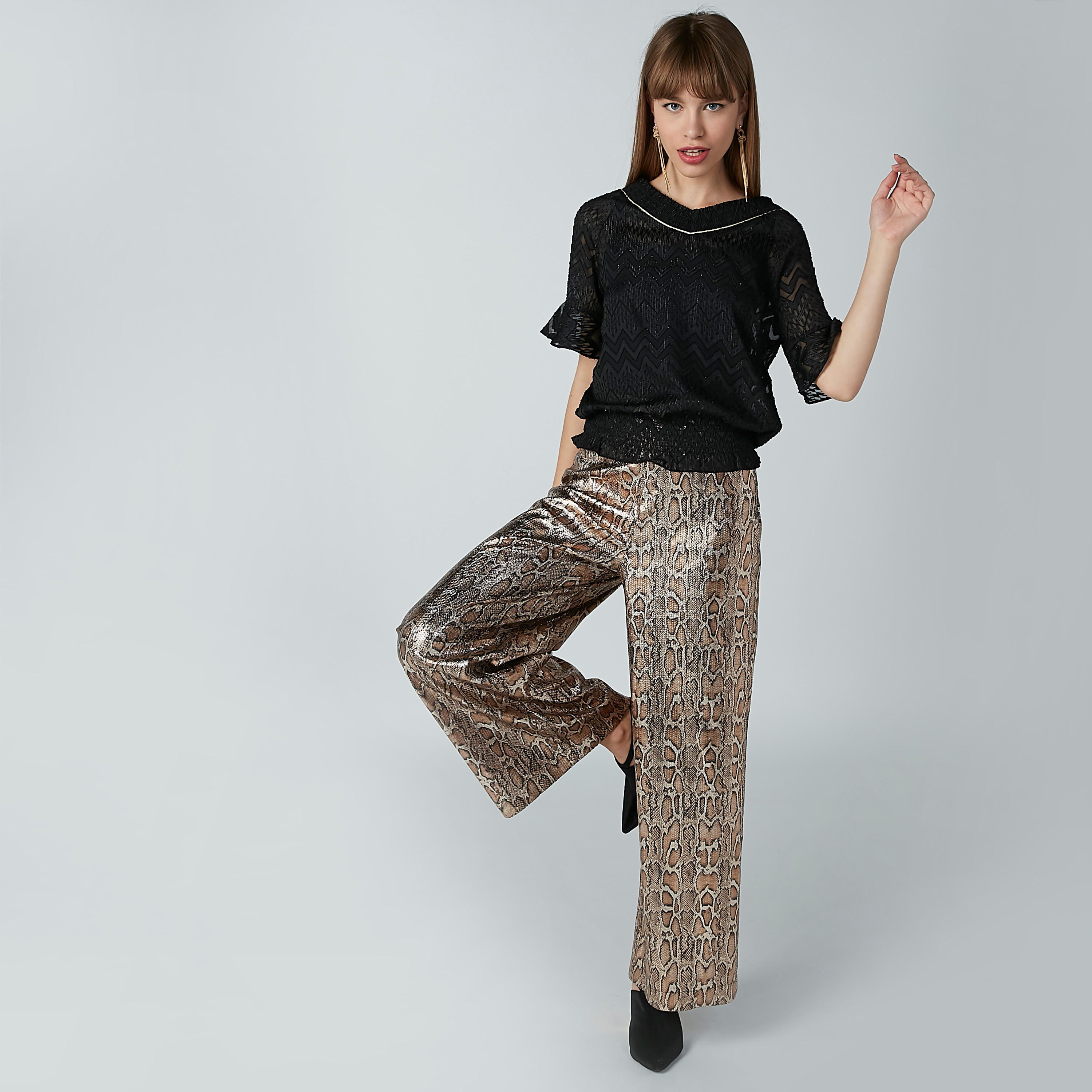بلوزة بارزة الملمس بياقة V وأكمام واسعة من إيل-women-clothing-shirtsandblouses-blouses-image-2