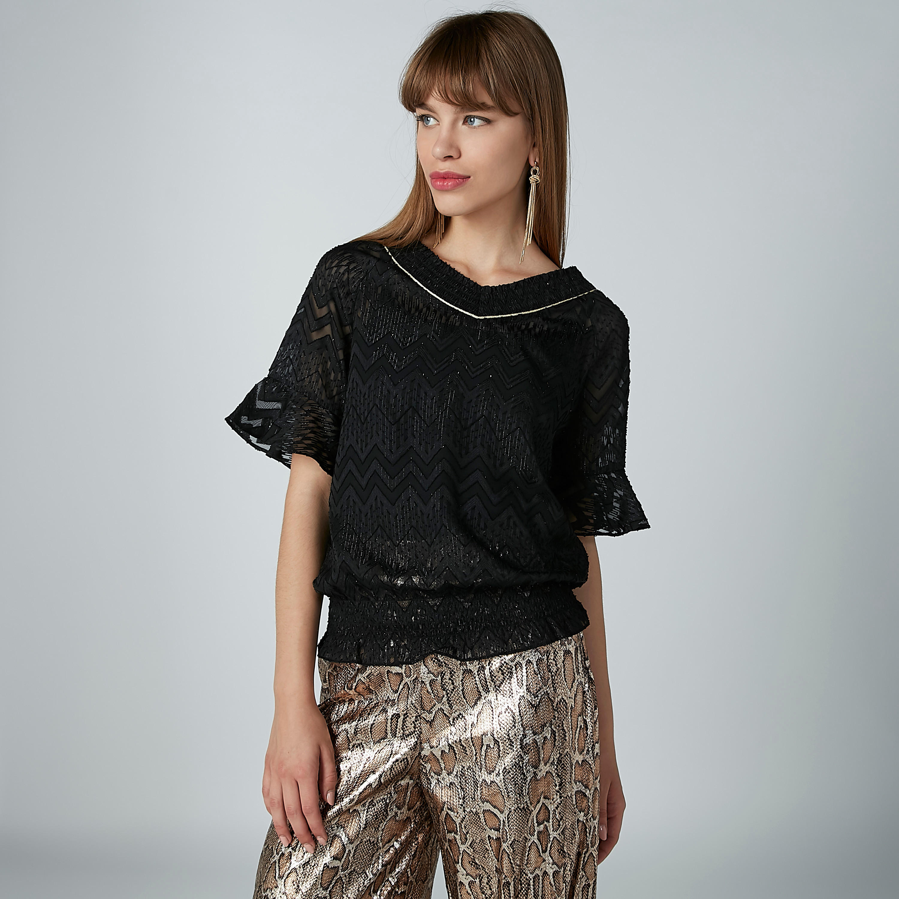 بلوزة بارزة الملمس بياقة V وأكمام واسعة من إيل-women-clothing-shirtsandblouses-blouses-image-3