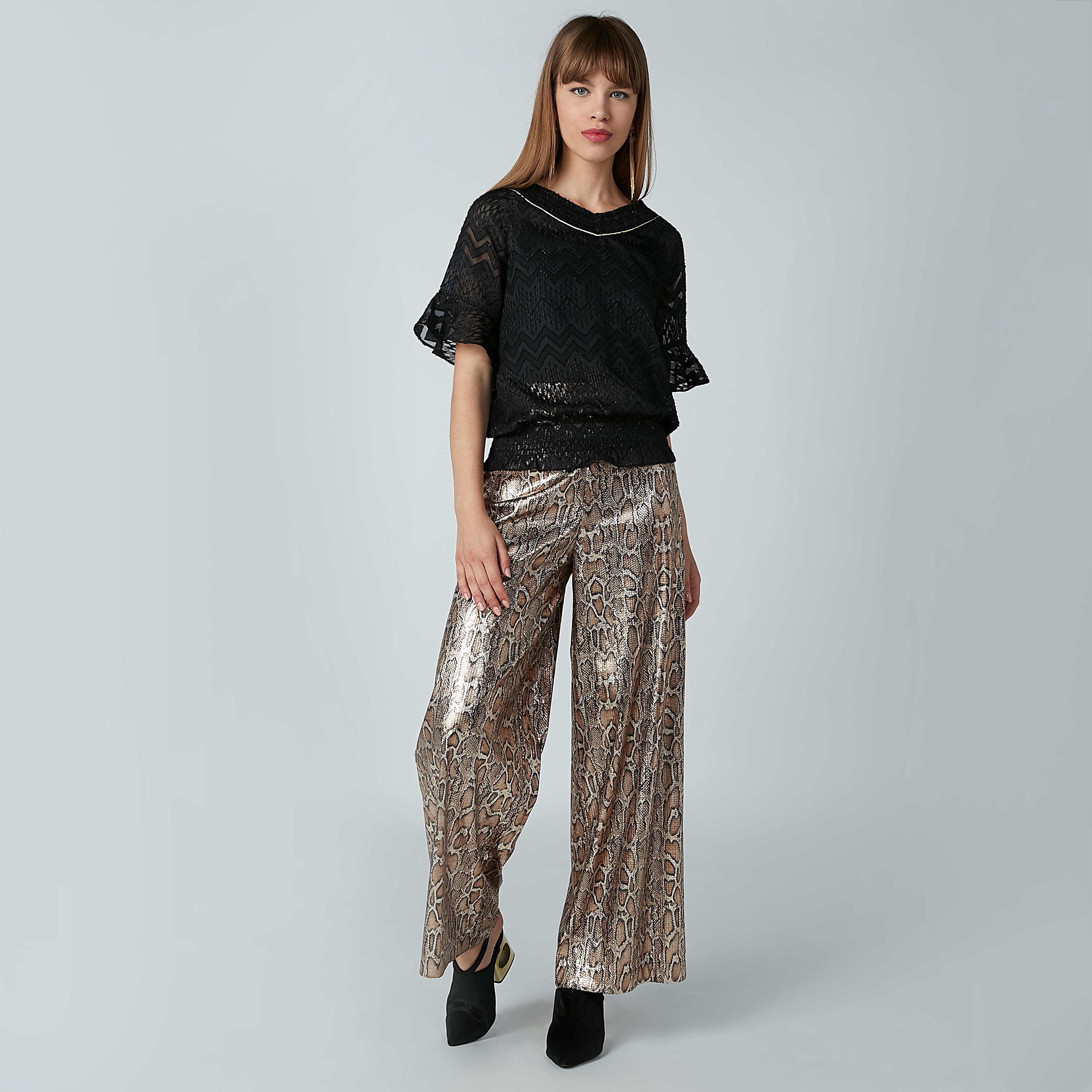 بلوزة بارزة الملمس بياقة V وأكمام واسعة من إيل-women-clothing-shirtsandblouses-blouses-image-4