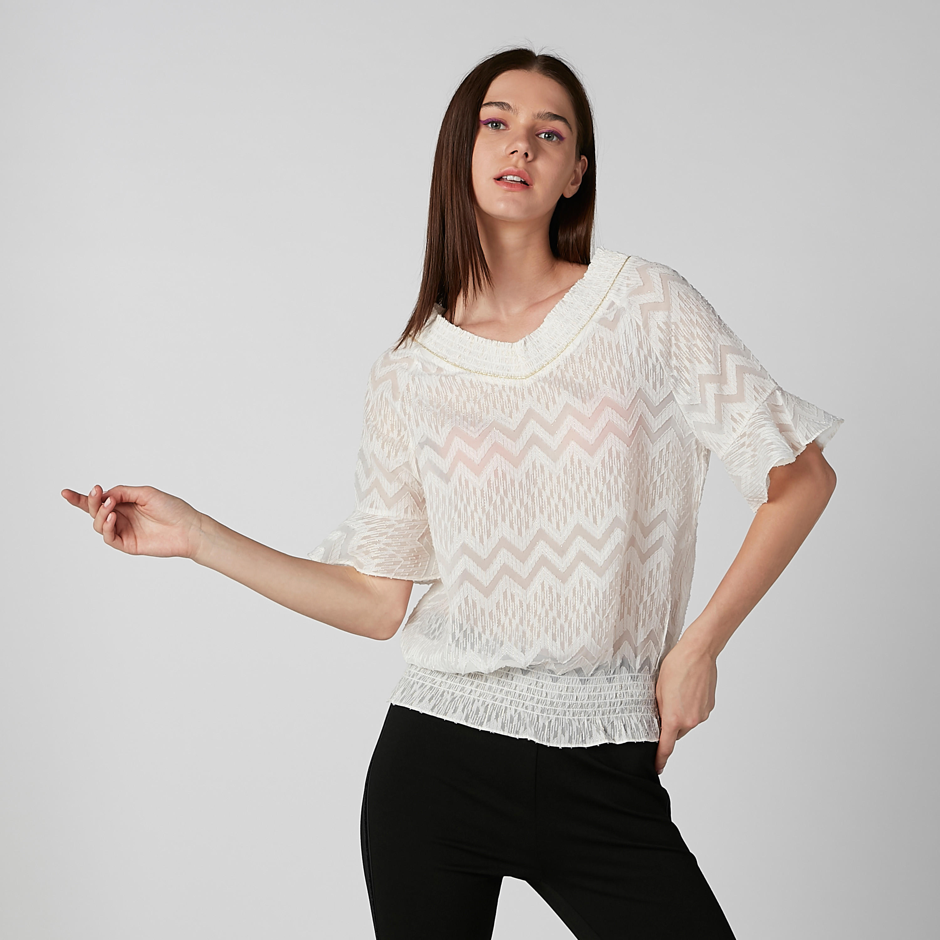 بلوزة بارزة الملمس بياقة V وأكمام قصيرة-women-clothing-shirtsandblouses-blouses-image-1