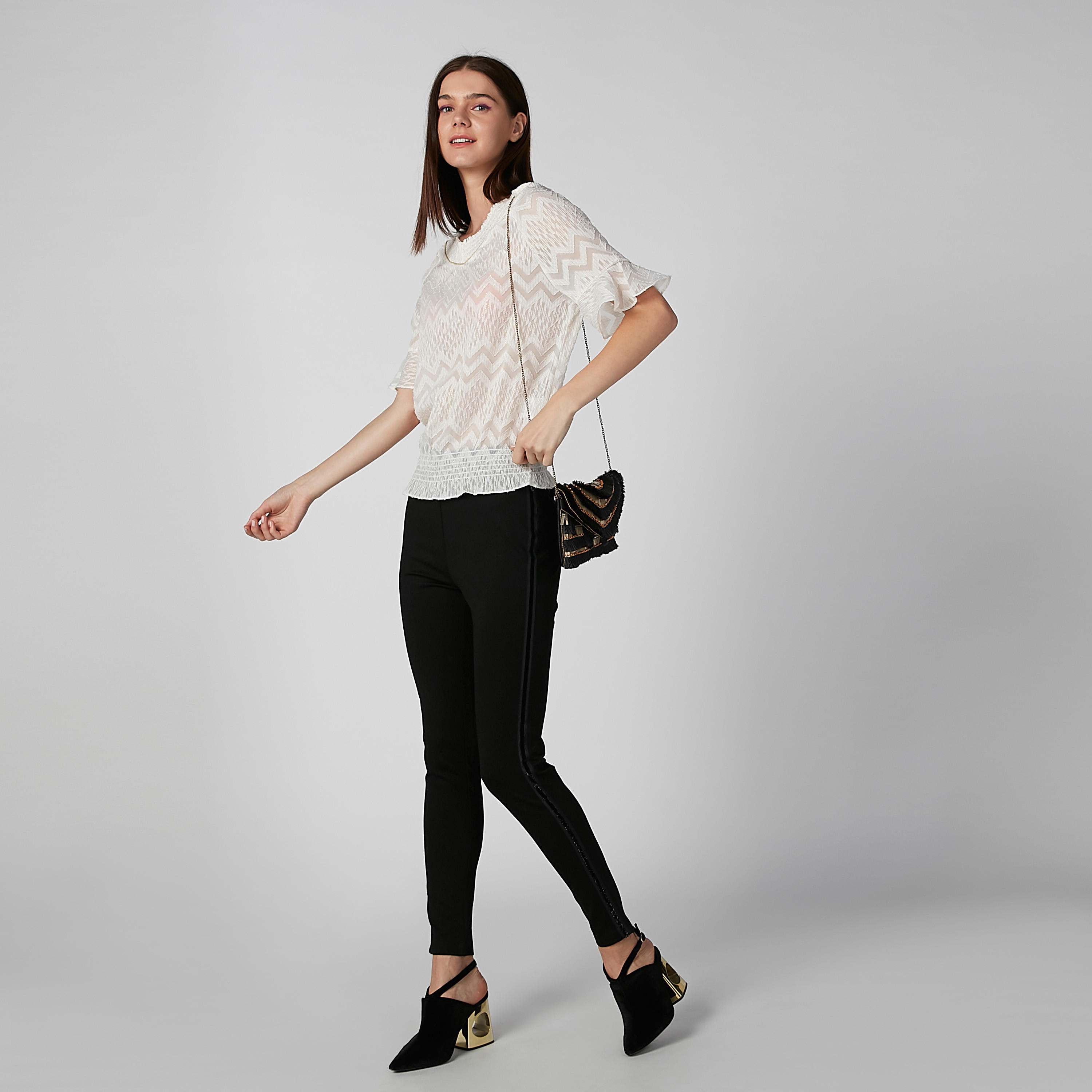 بلوزة بارزة الملمس بياقة V وأكمام قصيرة-women-clothing-shirtsandblouses-blouses-image-4