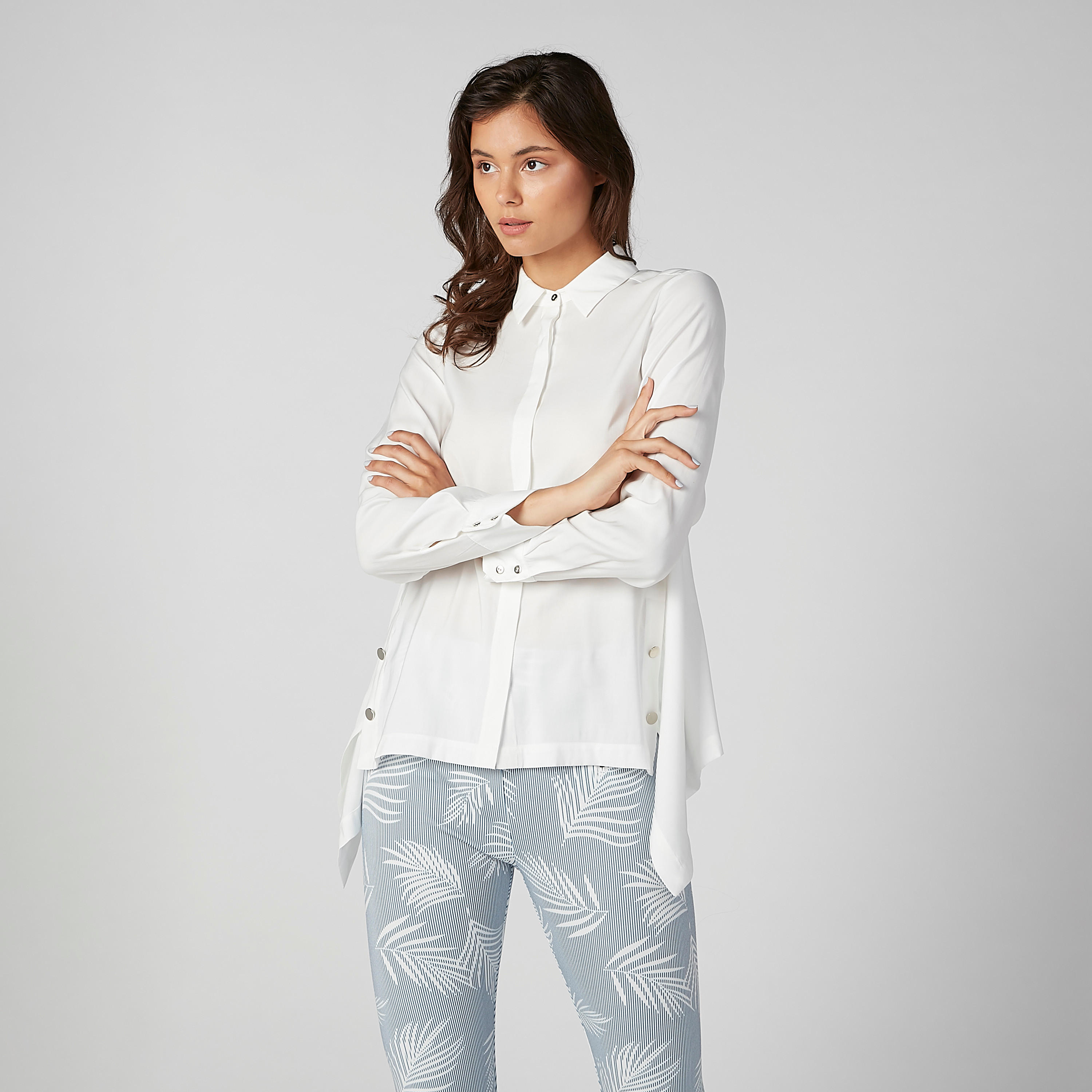 قميص سادة بحوّاف منحدرة وأزرار جانبية من إيل-women-clothing-shirtsandblouses-shirts-image-5
