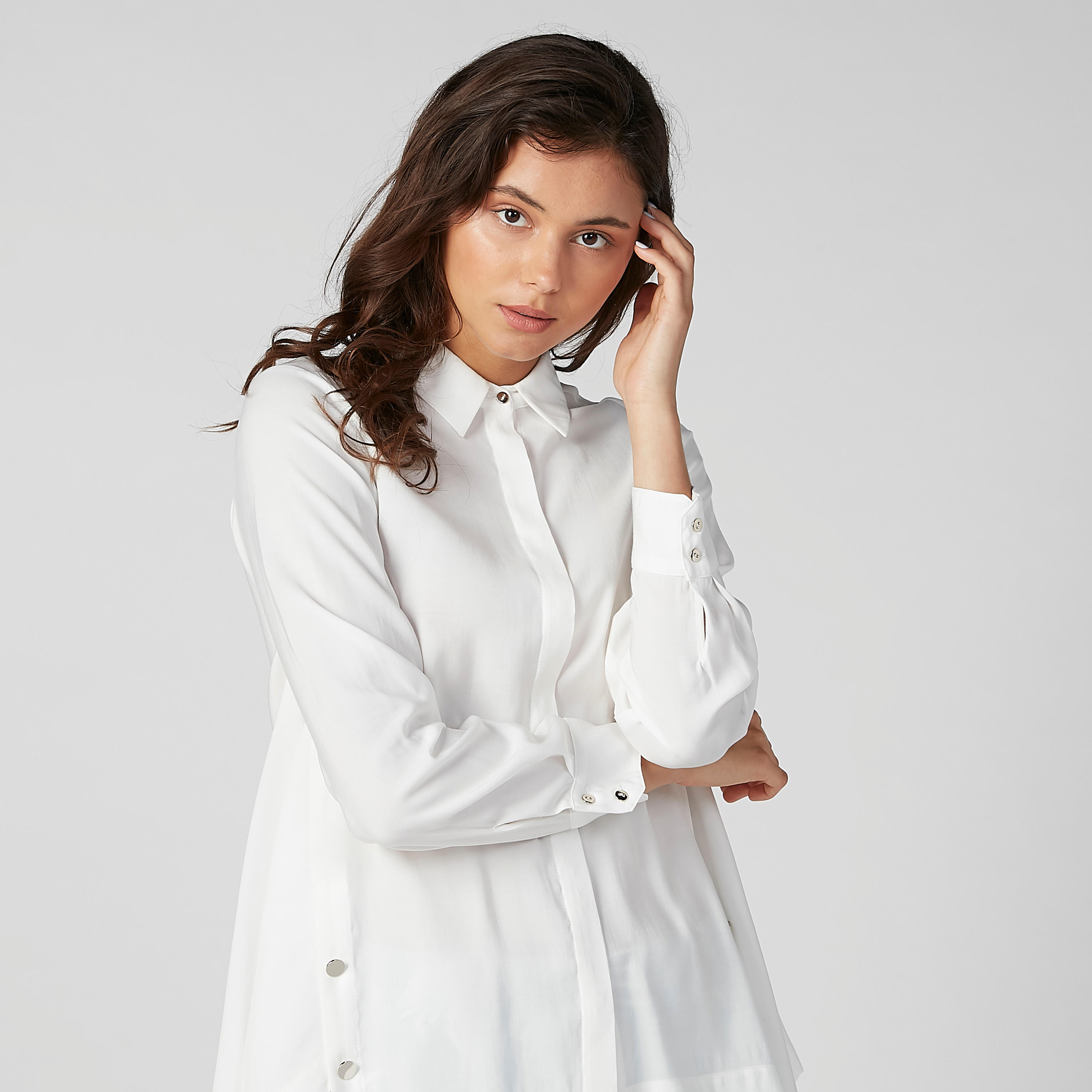 قميص سادة بحوّاف منحدرة وأزرار جانبية من إيل-women-clothing-shirtsandblouses-shirts-image-3