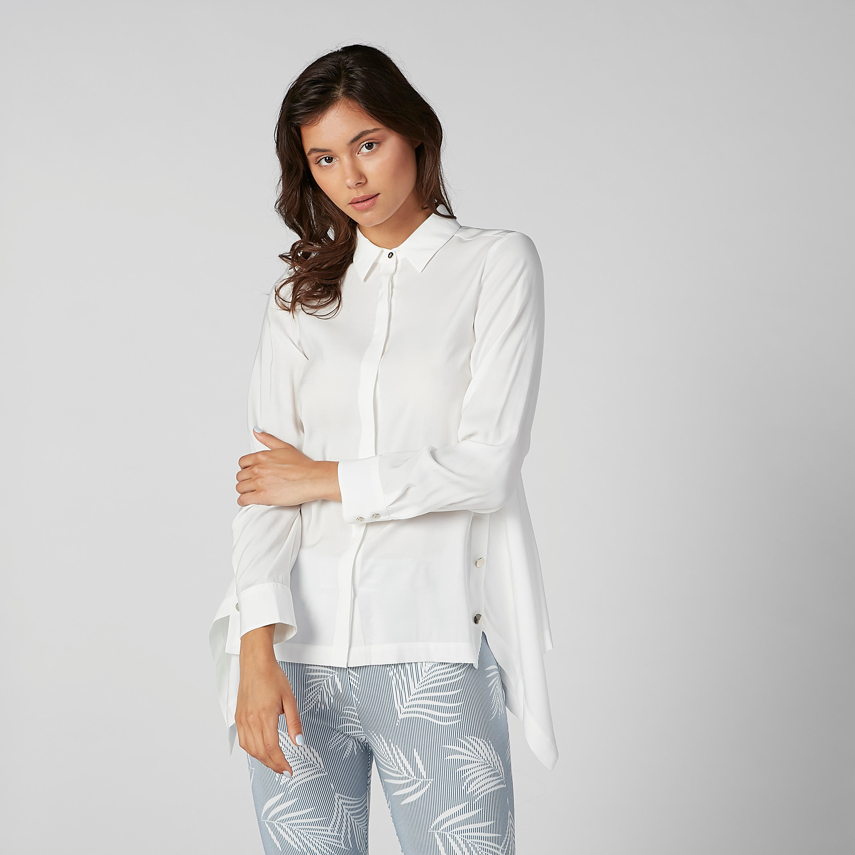 قميص سادة بحوّاف منحدرة وأزرار جانبية من إيل-women-clothing-shirtsandblouses-shirts-image-2