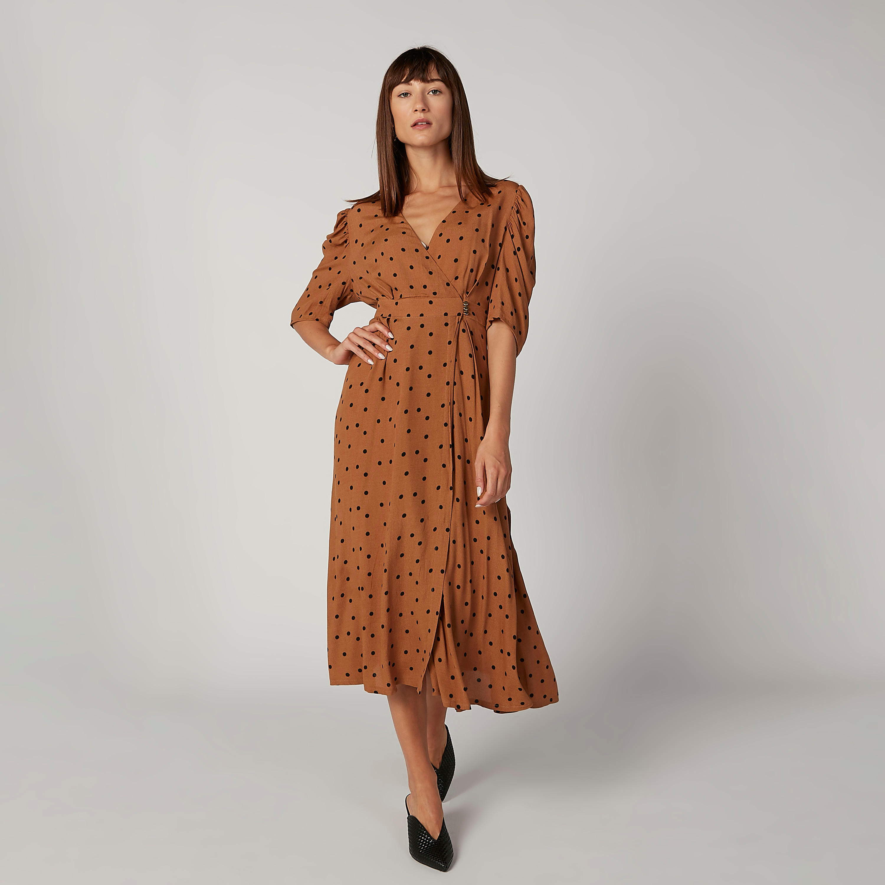 فستان ميدي إيه لاين بياقة V وأكمام قصيرة وطبعات منقطّة-women-clothing-dresses-image-1