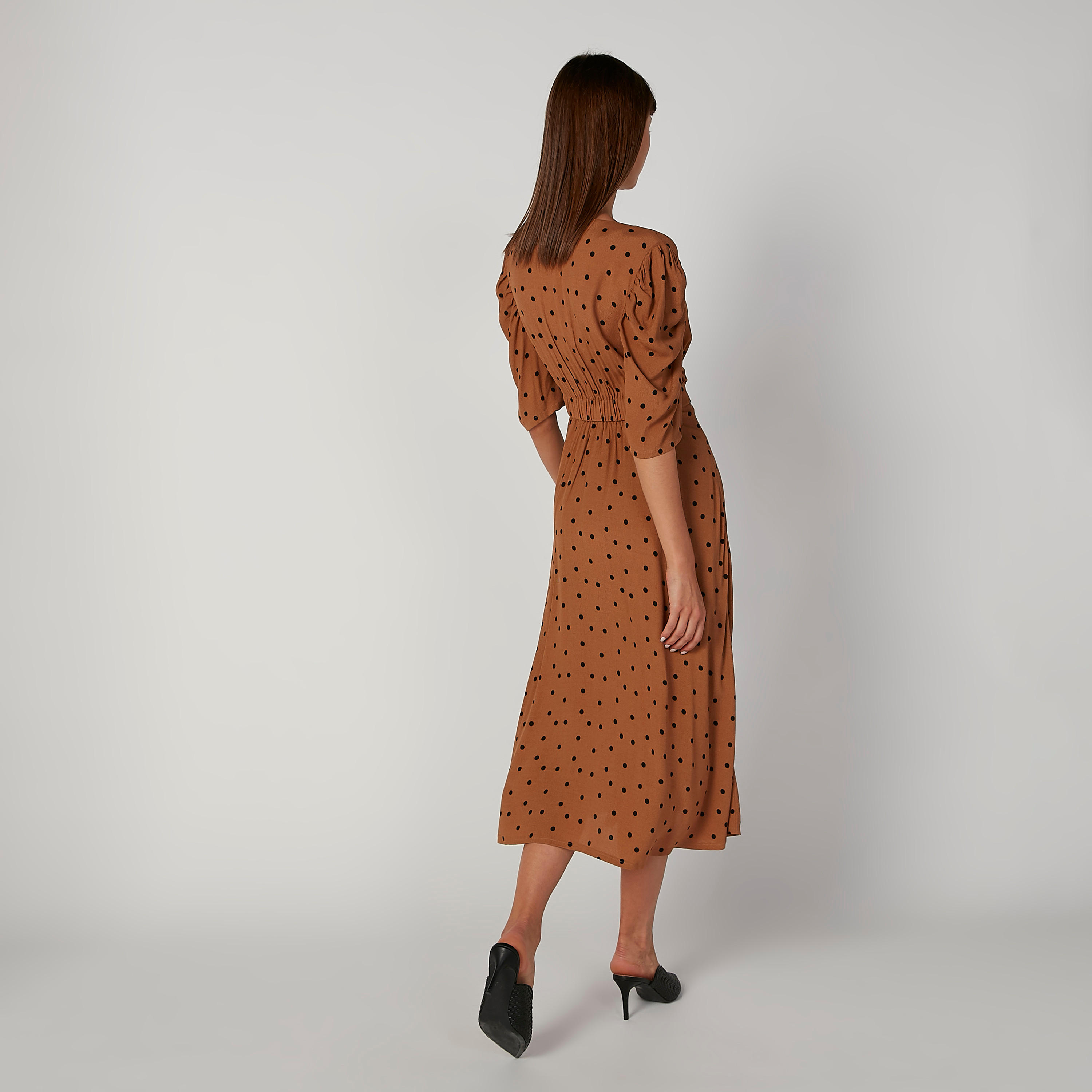 فستان ميدي إيه لاين بياقة V وأكمام قصيرة وطبعات منقطّة-women-clothing-dresses-image-2