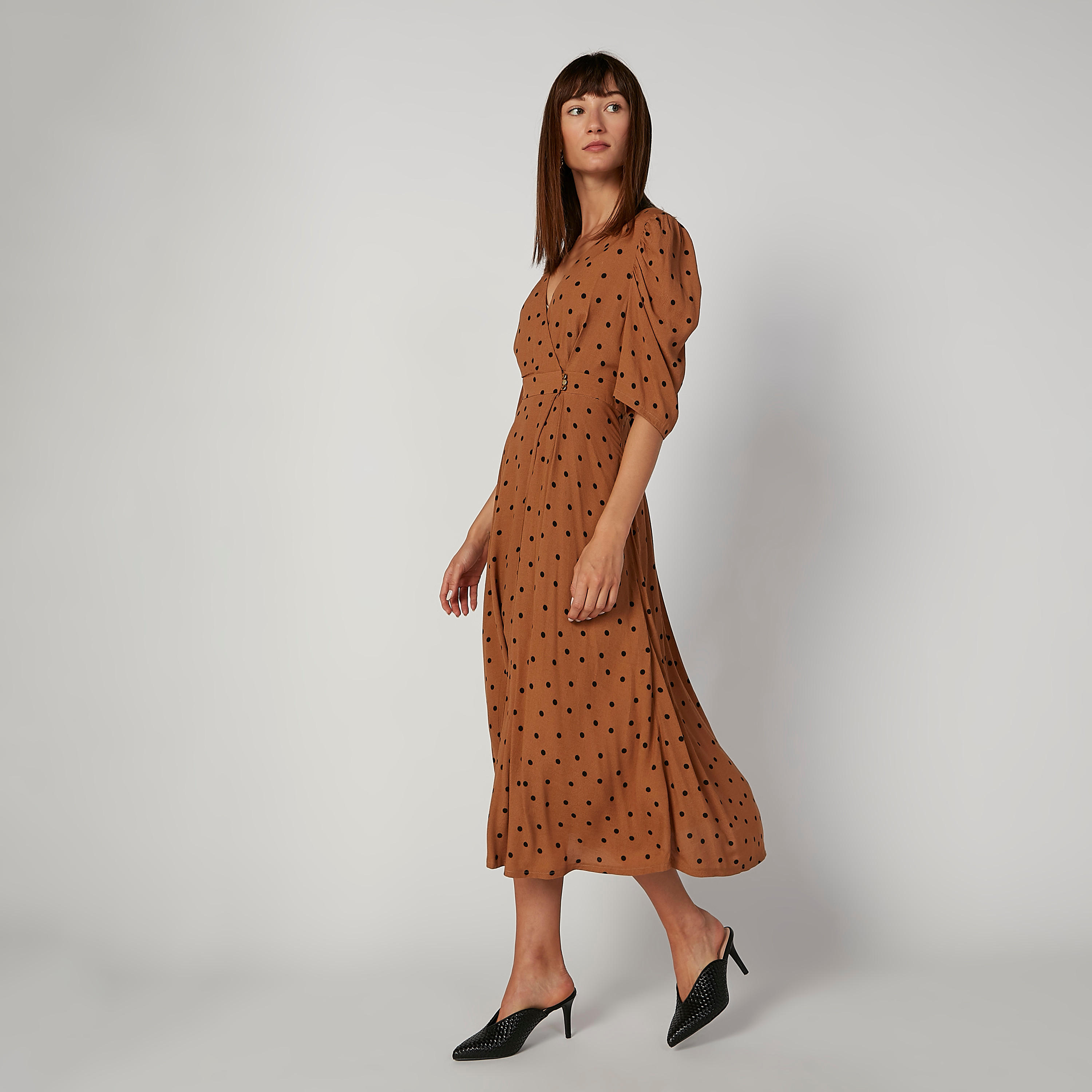 فستان ميدي إيه لاين بياقة V وأكمام قصيرة وطبعات منقطّة-women-clothing-dresses-image-3