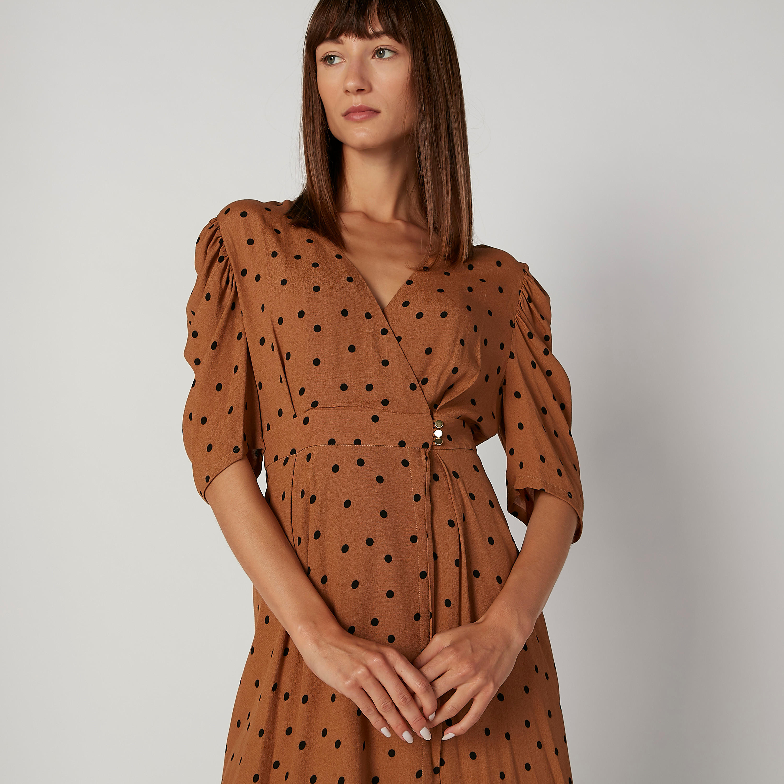 فستان ميدي إيه لاين بياقة V وأكمام قصيرة وطبعات منقطّة-women-clothing-dresses-image-4