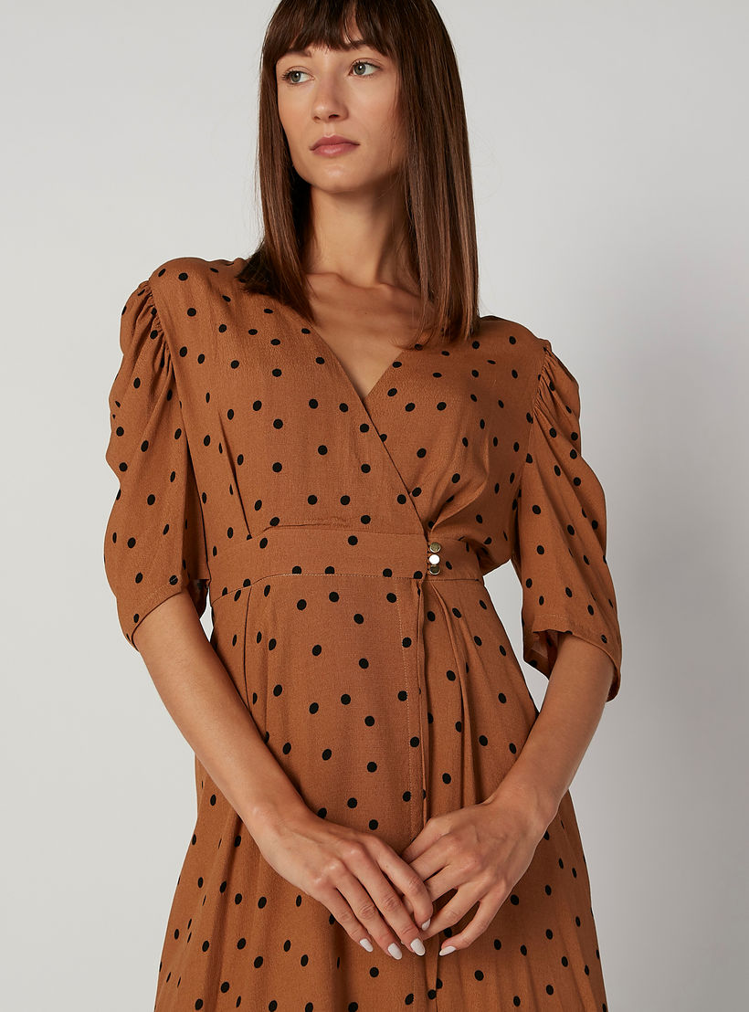 فستان ميدي إيه لاين بياقة V وأكمام قصيرة وطبعات منقطّة-women-clothing-dresses-image-4