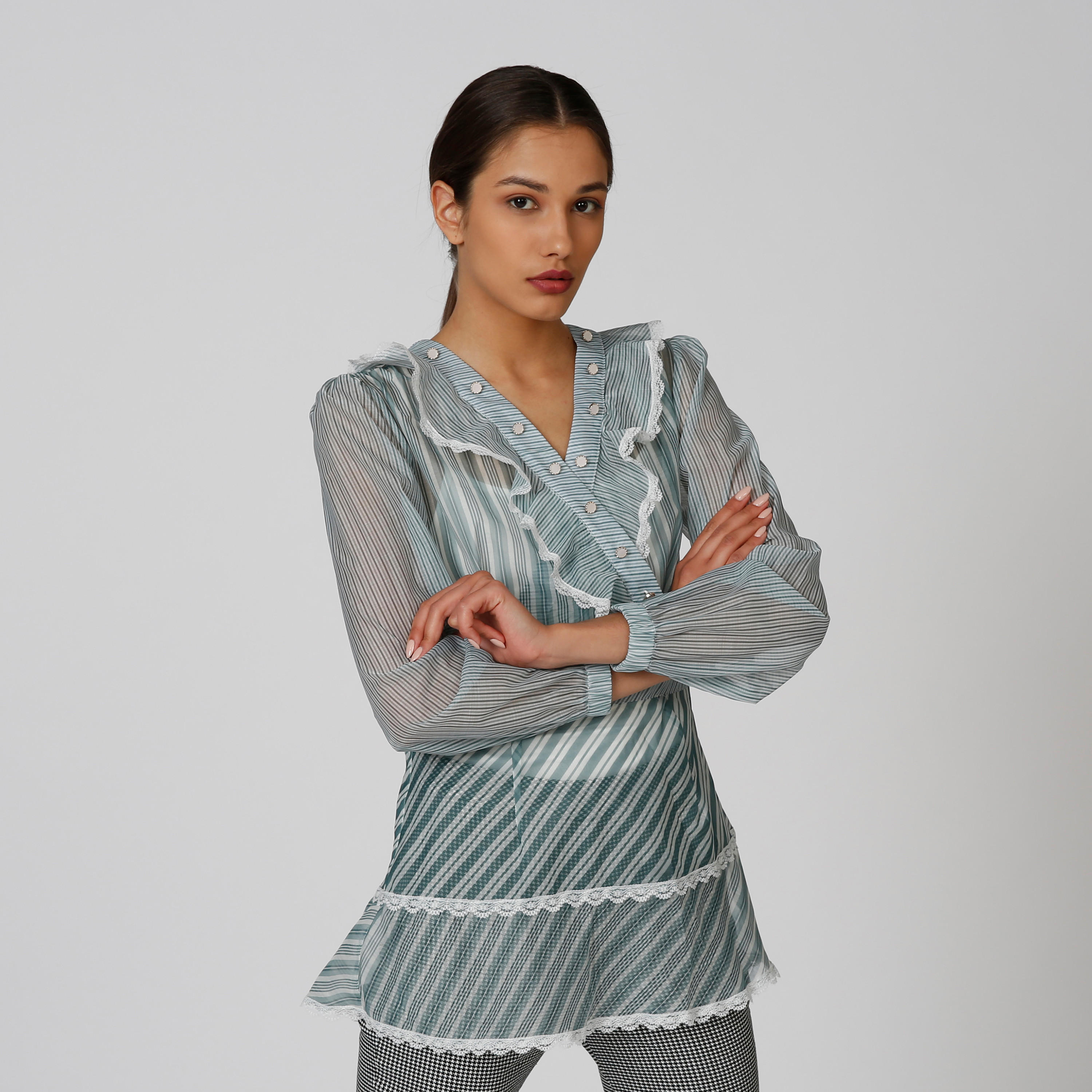 بلوزة واسعة مقلّمة بياقة V وأكمام طويلة من إيل-women-clothing-shirtsandblouses-blouses-image-1
