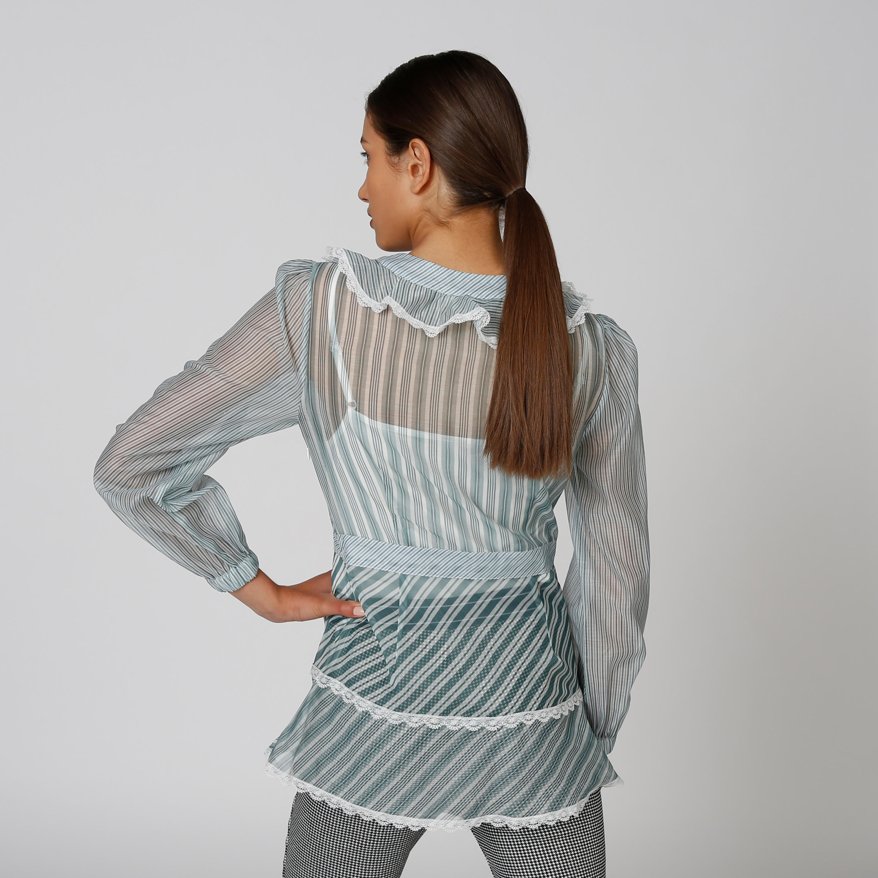 بلوزة واسعة مقلّمة بياقة V وأكمام طويلة من إيل-women-clothing-shirtsandblouses-blouses-image-2