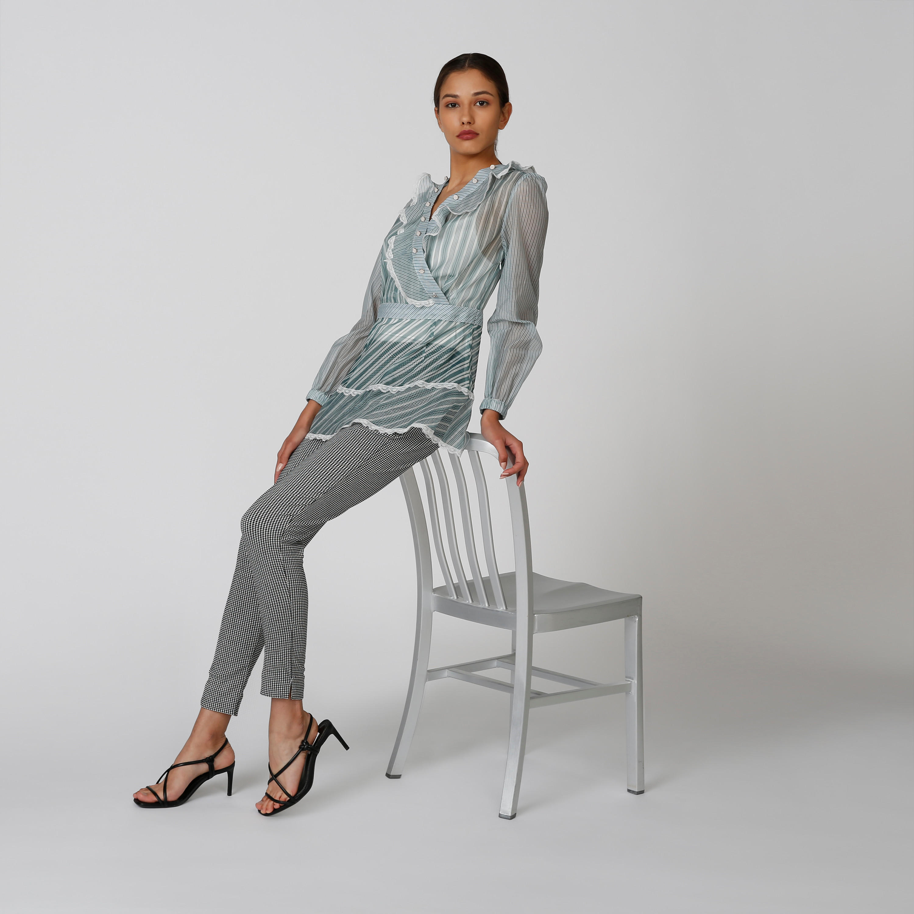بلوزة واسعة مقلّمة بياقة V وأكمام طويلة من إيل-women-clothing-shirtsandblouses-blouses-image-3