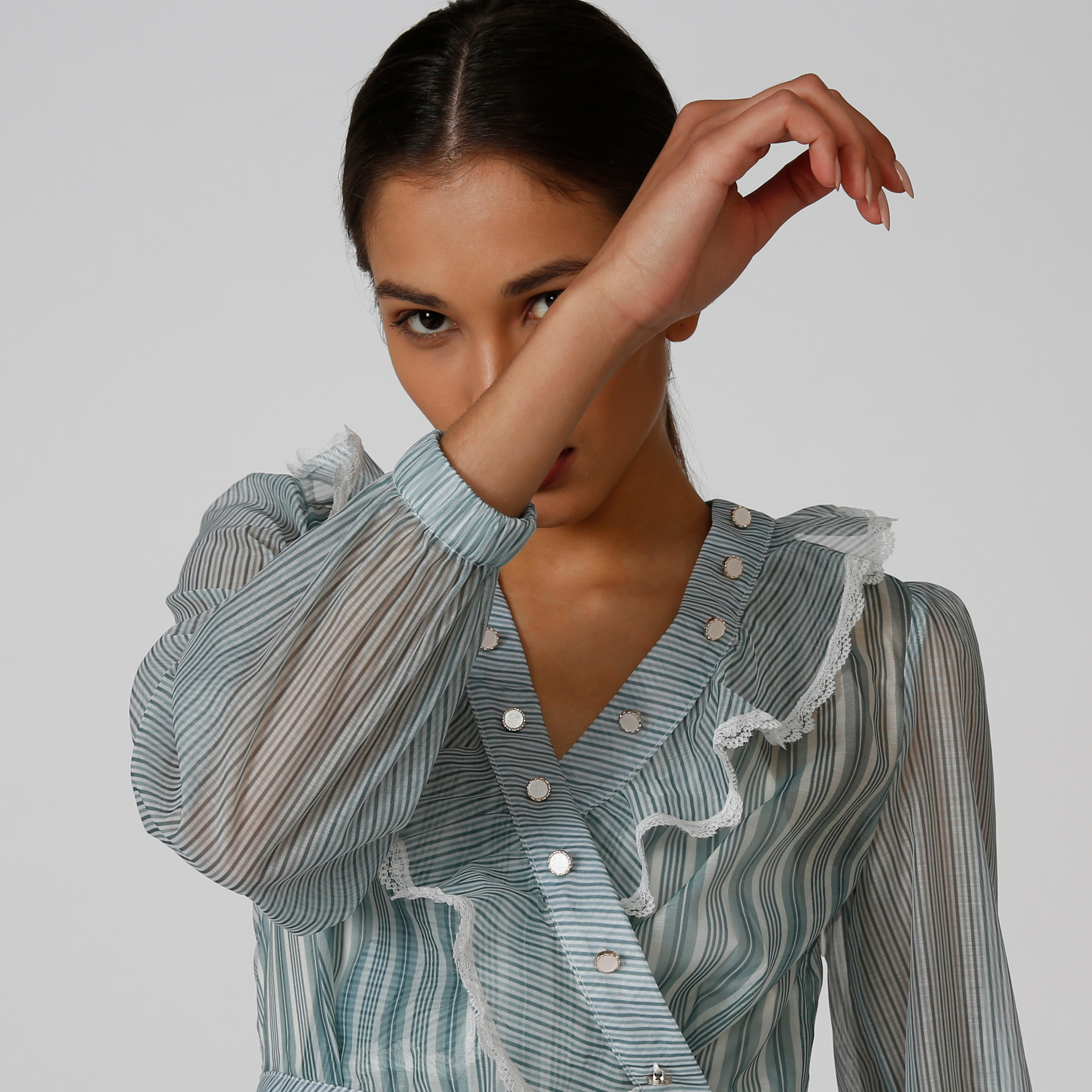 بلوزة واسعة مقلّمة بياقة V وأكمام طويلة من إيل-women-clothing-shirtsandblouses-blouses-image-4