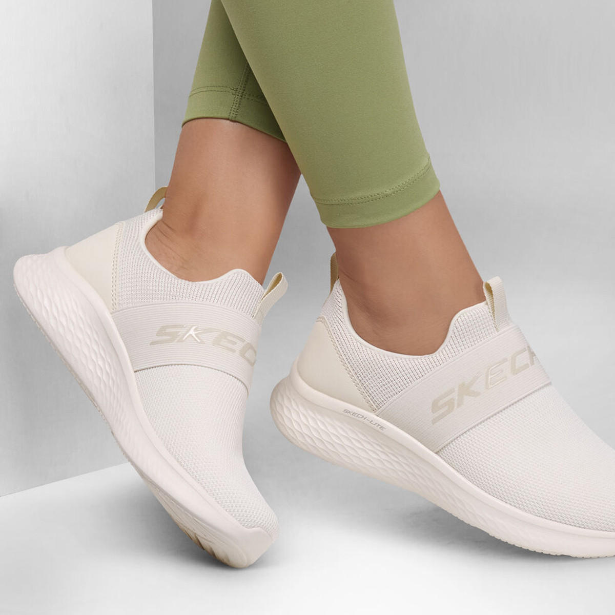 حذاء رياضي سهل الارتداء بتفاصيل شعار للنساء من سكيتشرز - SKECH LITE PRO LIGHT RUSH-women-shoes-sneakers-image-3