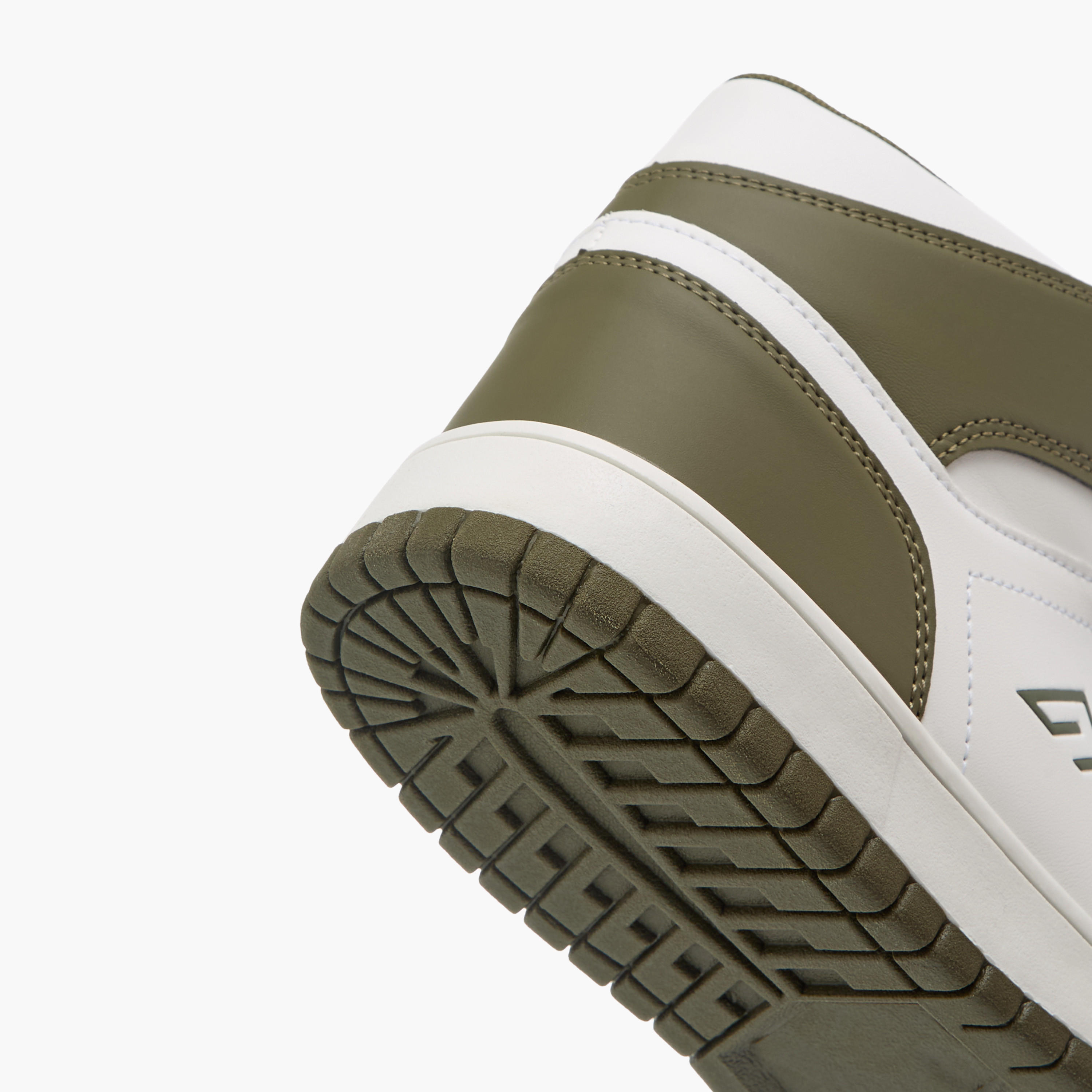 حذاء سنيكرز بألواح ورقبة مرتفعة ورباط إغلاق من أوكلانمن شو إكسبريس-men-shoes-sneakers-image-5