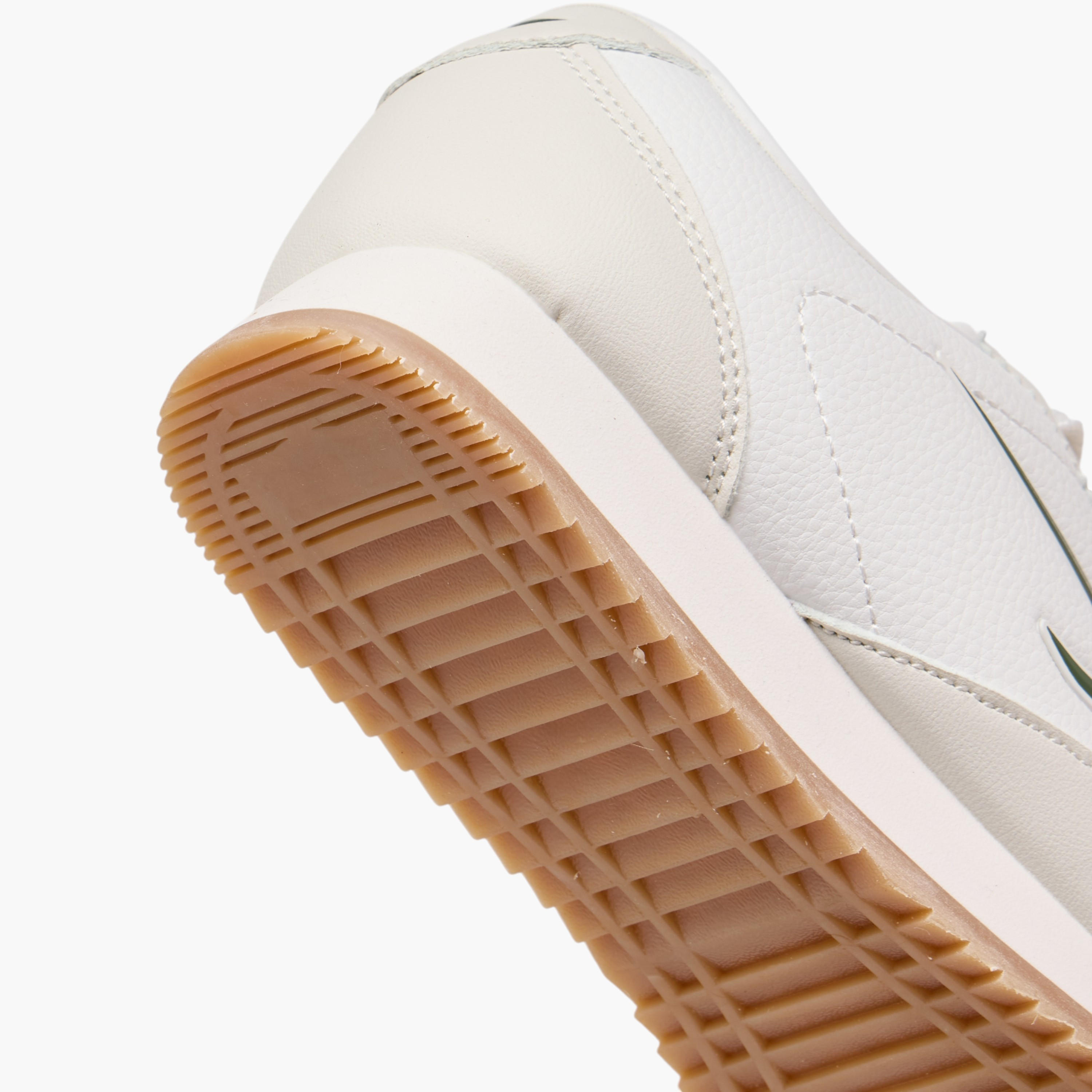 حذاء سنيكرز برباط إغلاق وطبعات شعار من داش-women-shoes-sneakers-image-6