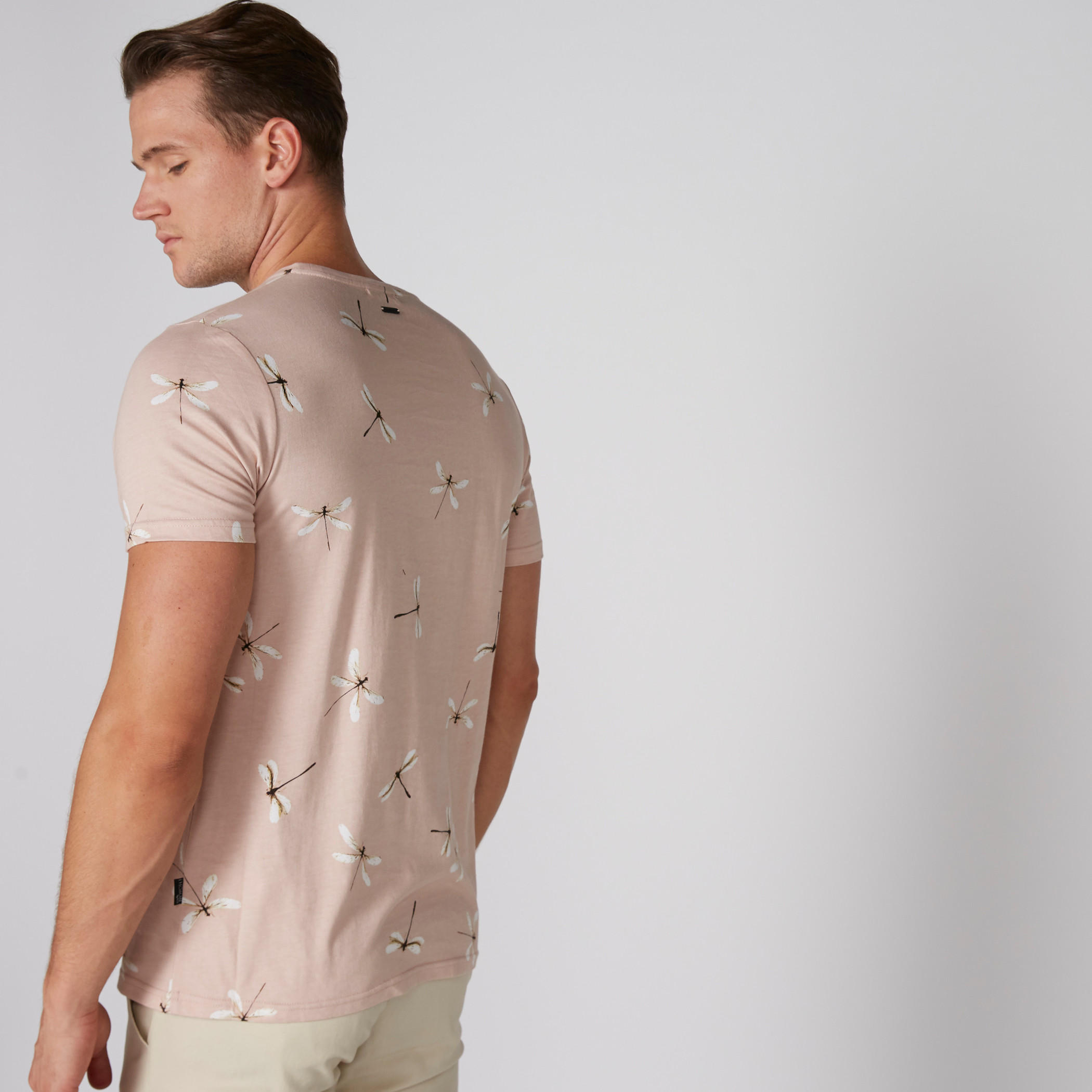 تيشيرت بياقة مستديرة وأكمام قصيرة وطبعات من لوم-men-clothing-tshirtsandpolos-tshirts-image-2