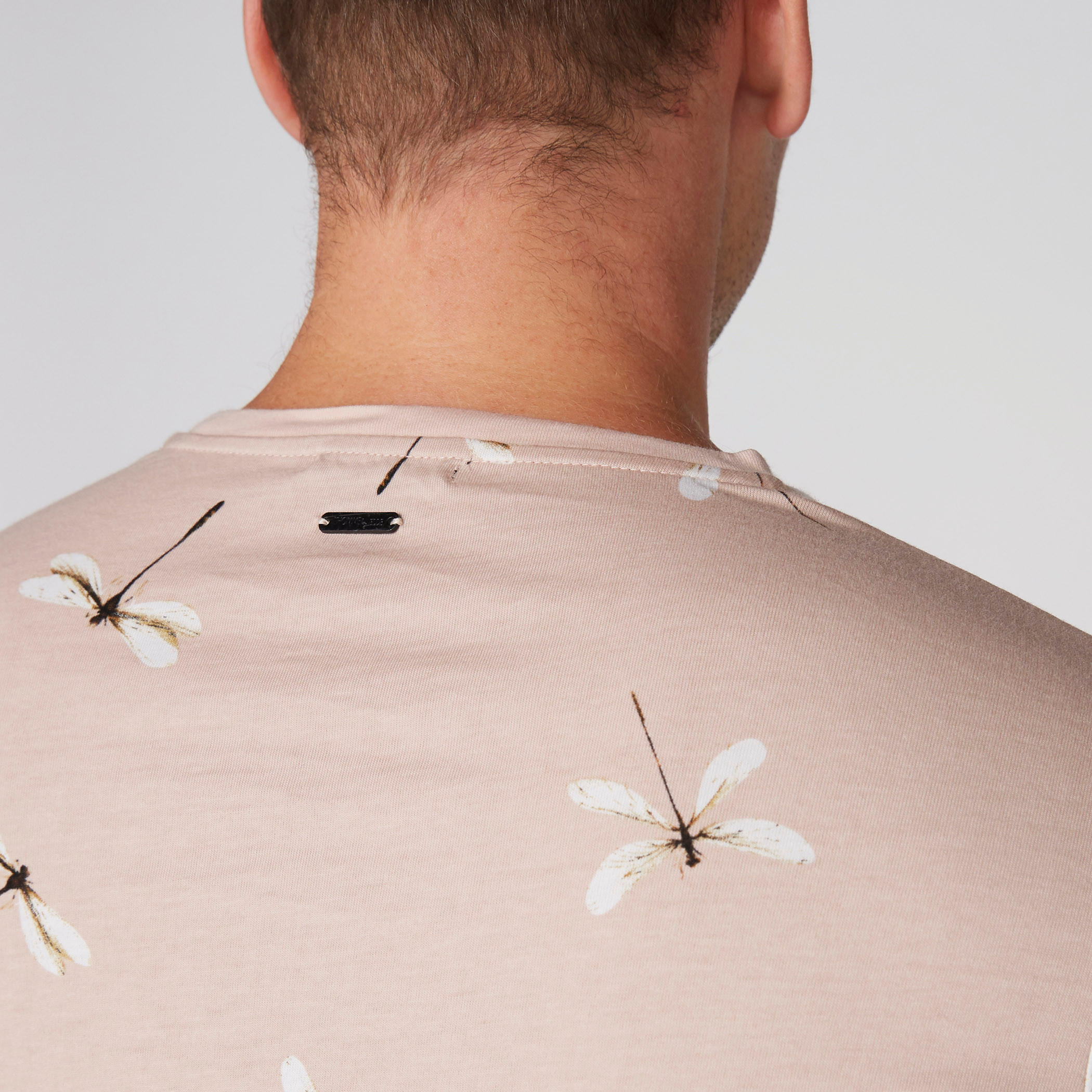 تيشيرت بياقة مستديرة وأكمام قصيرة وطبعات من لوم-men-clothing-tshirtsandpolos-tshirts-image-4