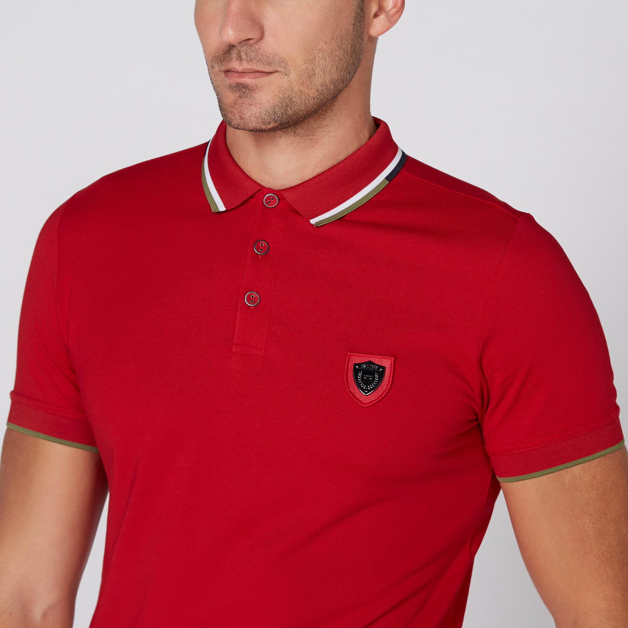 تيشيرت بأكمام قصيرة وياقة بولو مزيّن بطبعات من لوم-men-clothing-tshirtsandpolos-polos-image-3