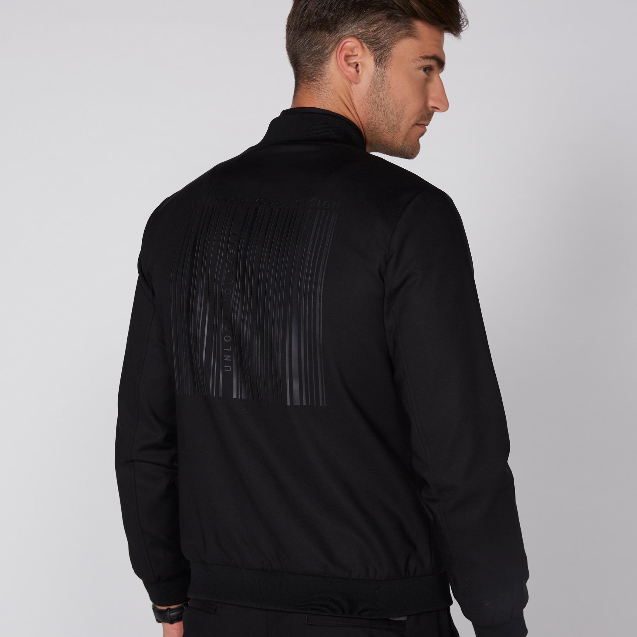 جاكيت بأكمام طويلة وسحّاب إغلاق وطبعات من لوم-men-clothing-jacketsandblazers-jackets-image-4