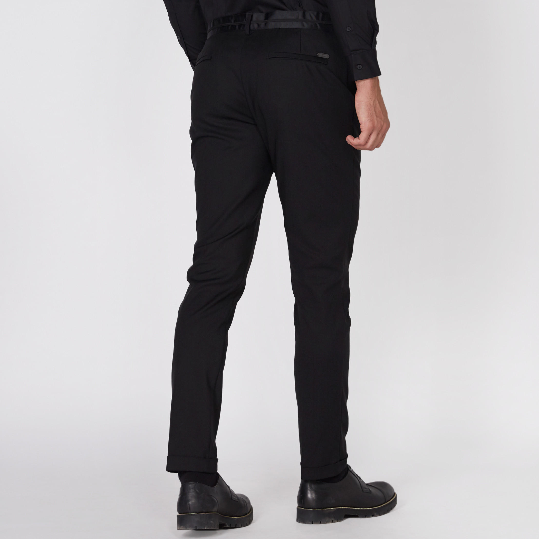 بنطال طويل بقصّة مطابقة للجسم وجيوب من لوم-men-clothing-bottoms-trousersandchinos-trousers-image-4