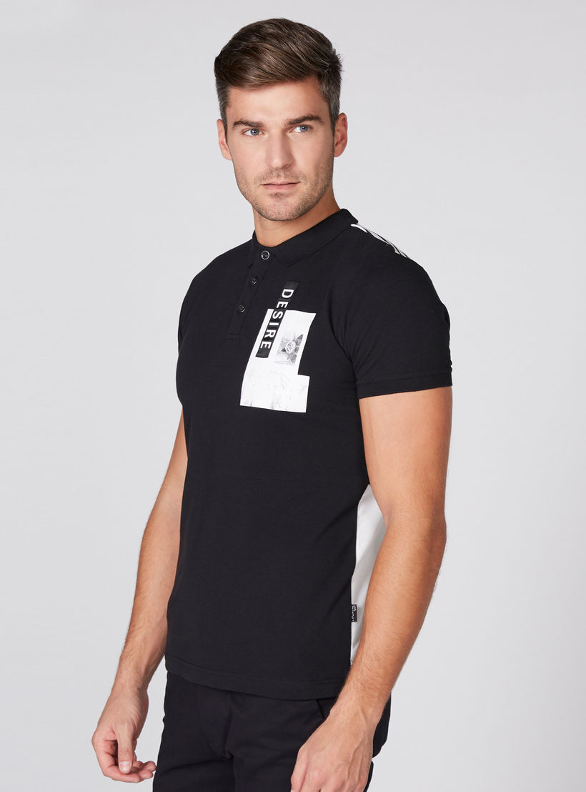 تيشيرت بأكمام قصيرة وياقة بولو مزيّن بطبعات من لوم-men-clothing-tshirtsandpolos-polos-image-2
