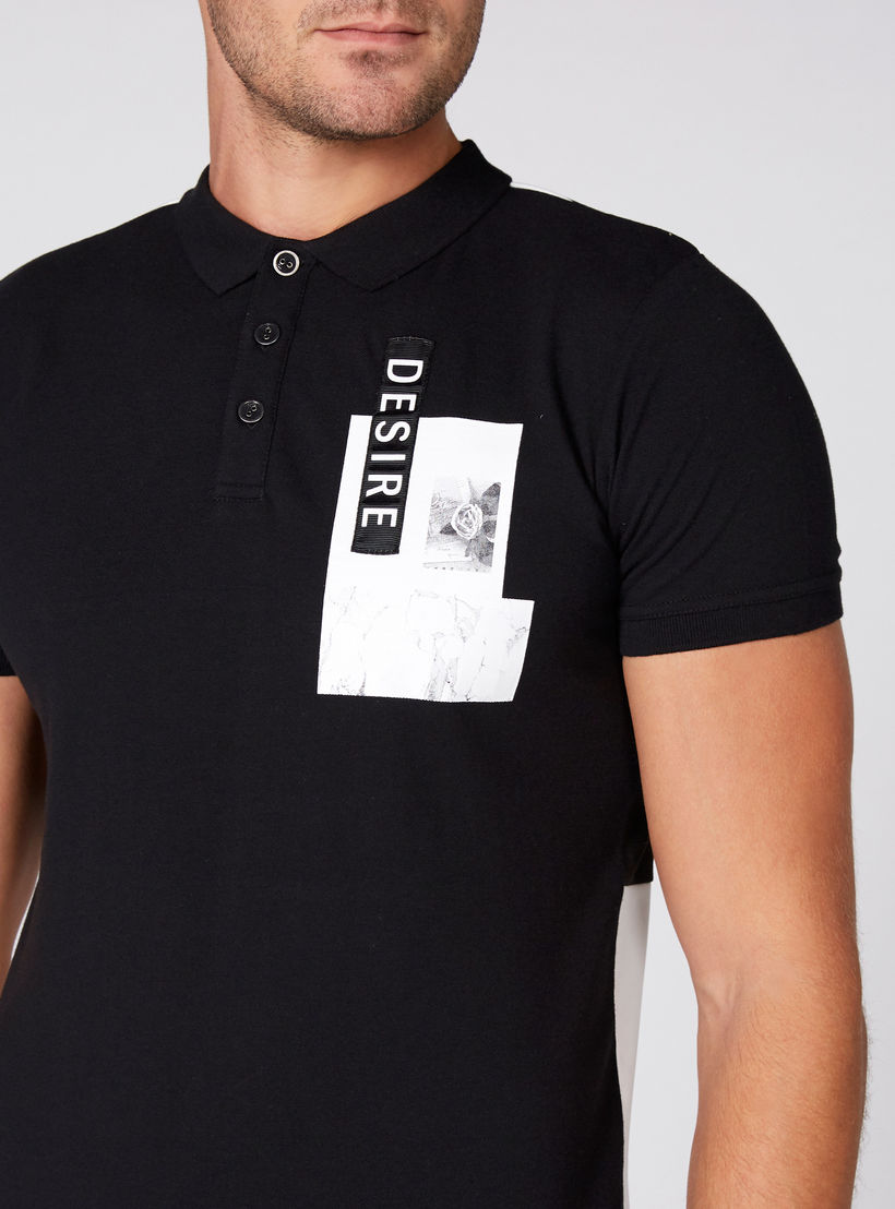 تيشيرت بأكمام قصيرة وياقة بولو مزيّن بطبعات من لوم-men-clothing-tshirtsandpolos-polos-image-3