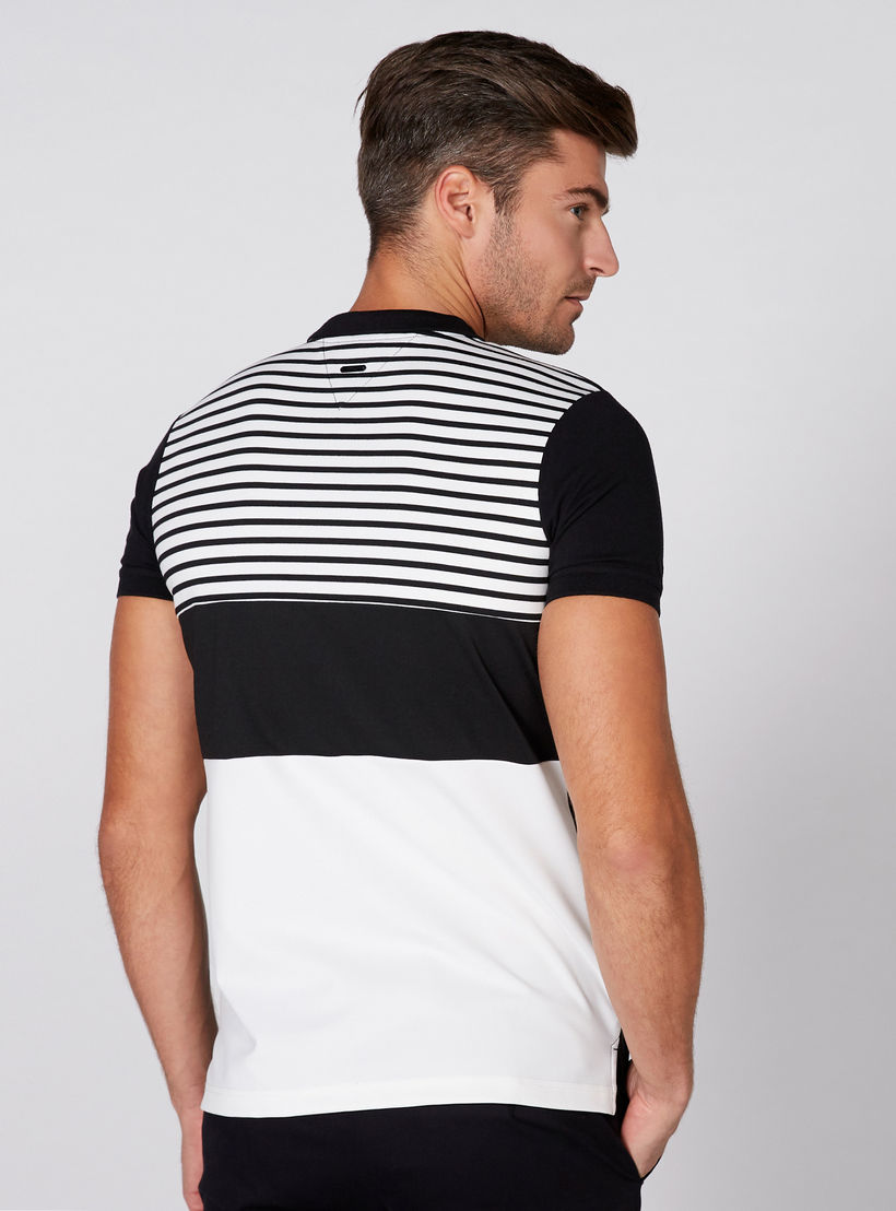 تيشيرت بأكمام قصيرة وياقة بولو مزيّن بطبعات من لوم-men-clothing-tshirtsandpolos-polos-image-4