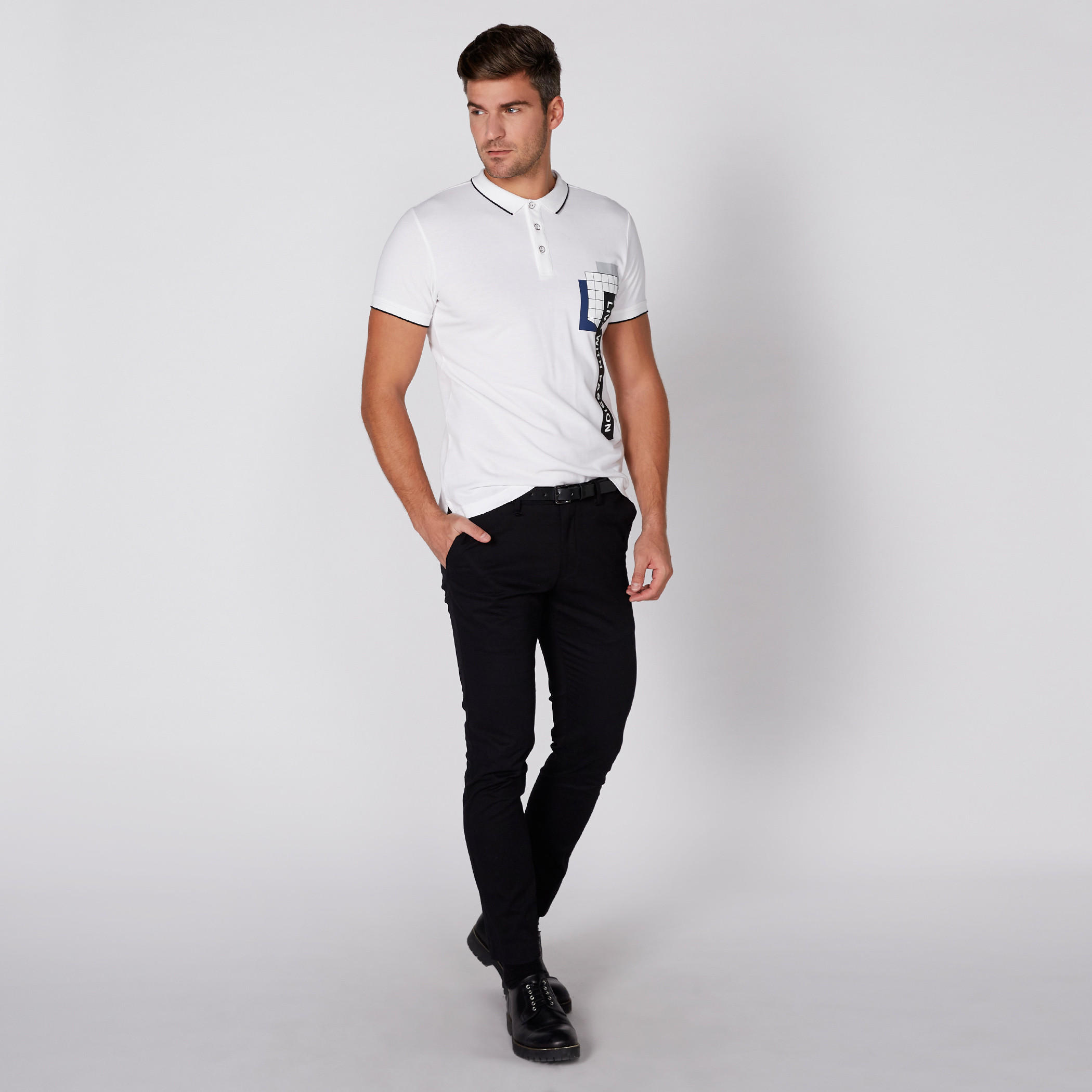 تيشيرت بأكمام قصيرة وياقة بولو مزيّن بطبعات من لوم-men-clothing-tshirtsandpolos-polos-image-2