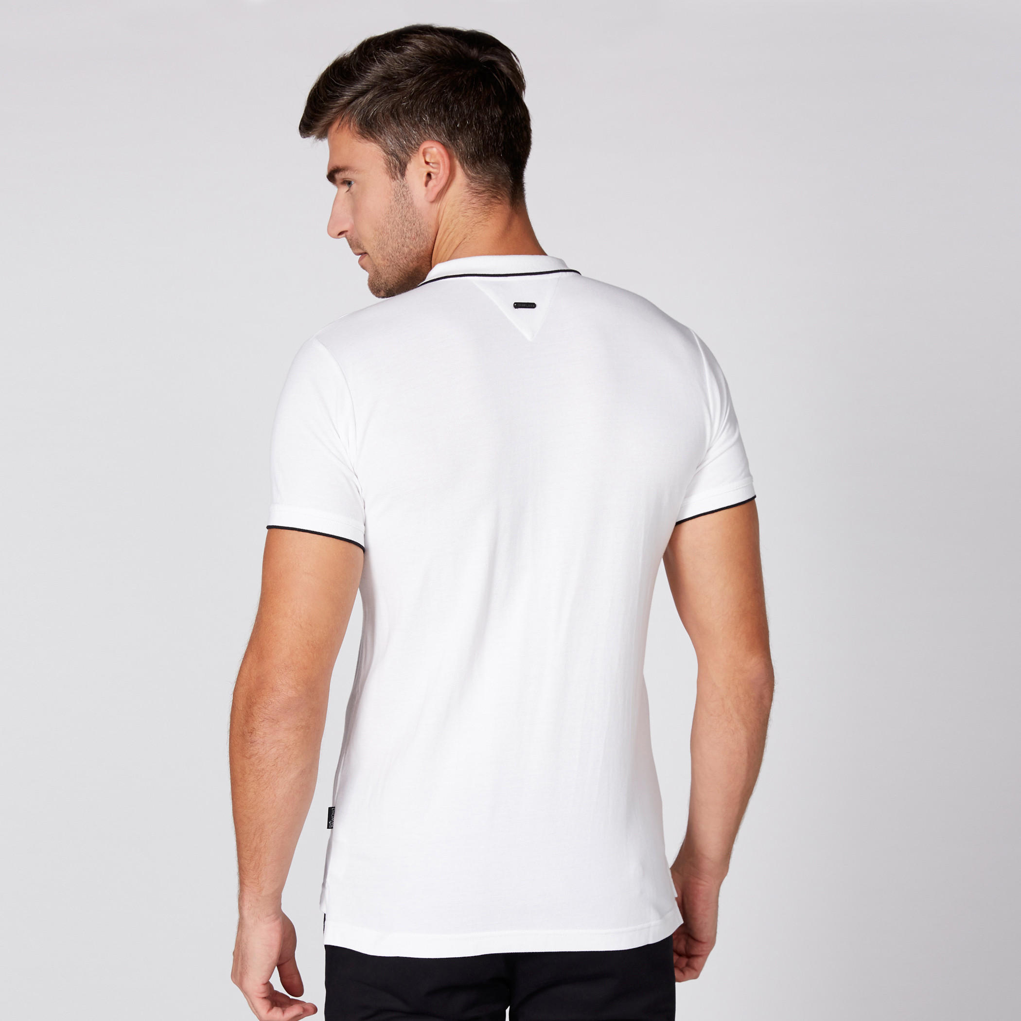 تيشيرت بأكمام قصيرة وياقة بولو مزيّن بطبعات من لوم-men-clothing-tshirtsandpolos-polos-image-4
