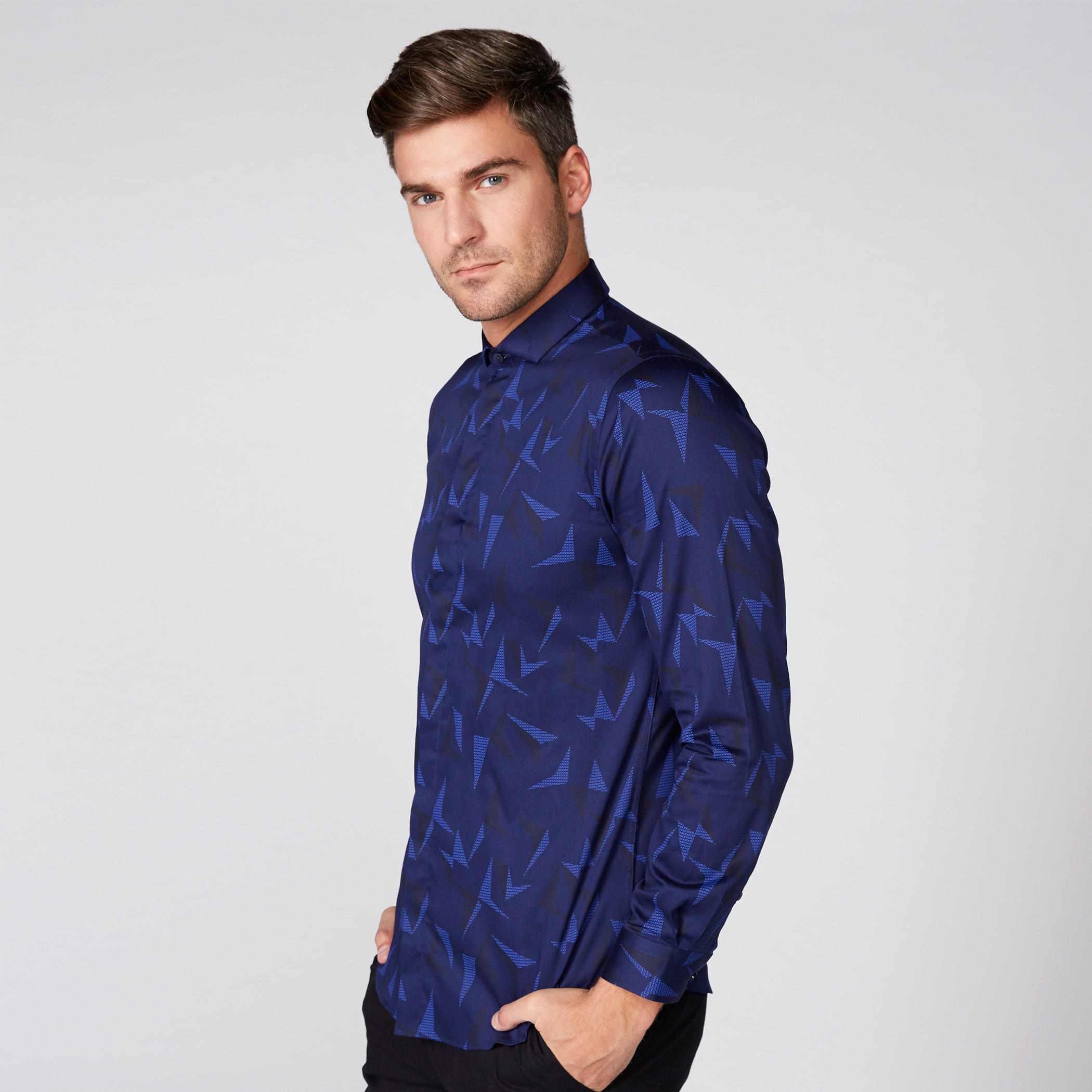 قميص مزيّن بطبعات وبأكمام طويلة وأزرار من لوم-men-clothing-shirts-image-1