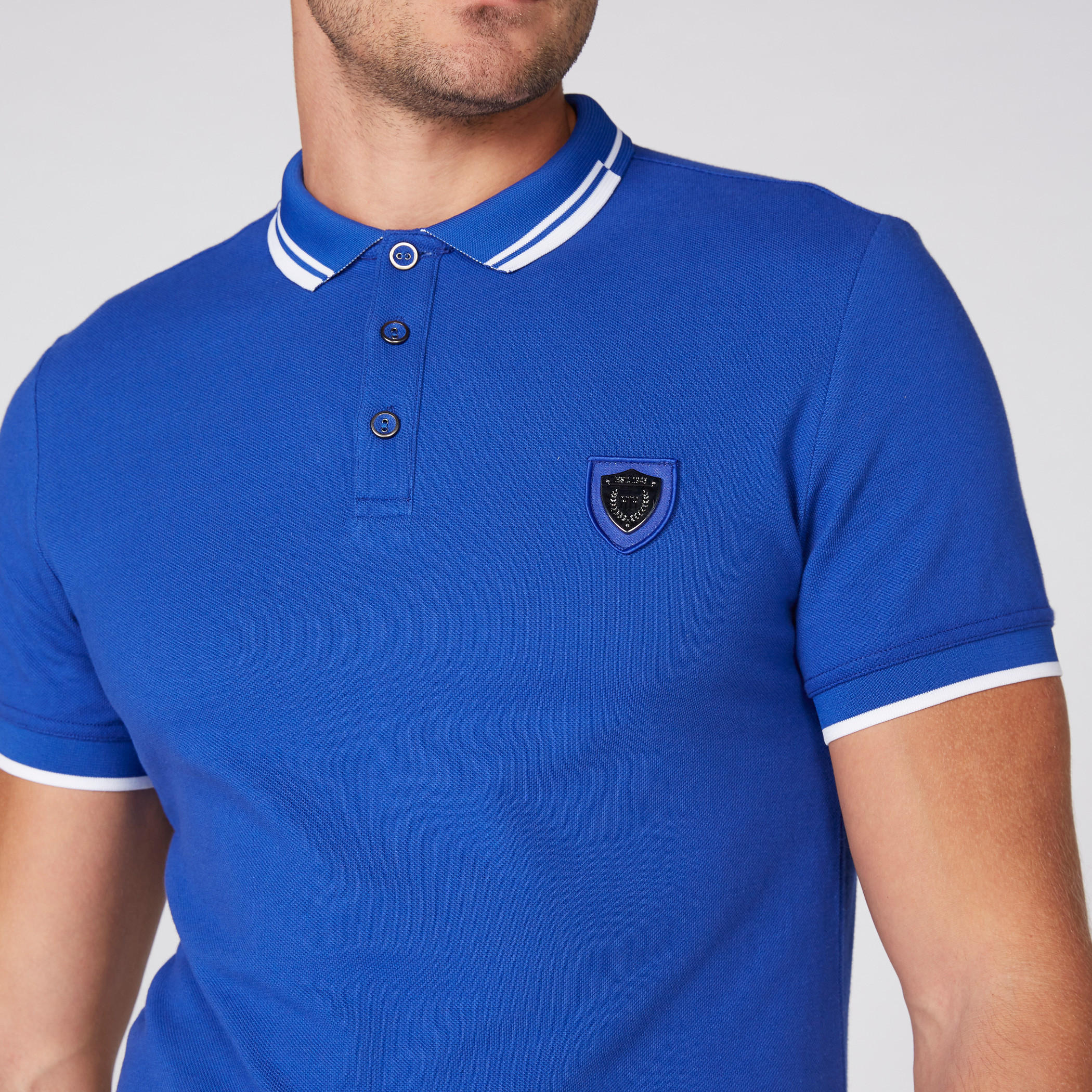 تيشيرت بأكمام قصيرة وياقة بولو مزيّن بطبعات من لوم-men-clothing-tshirtsandpolos-polos-image-3