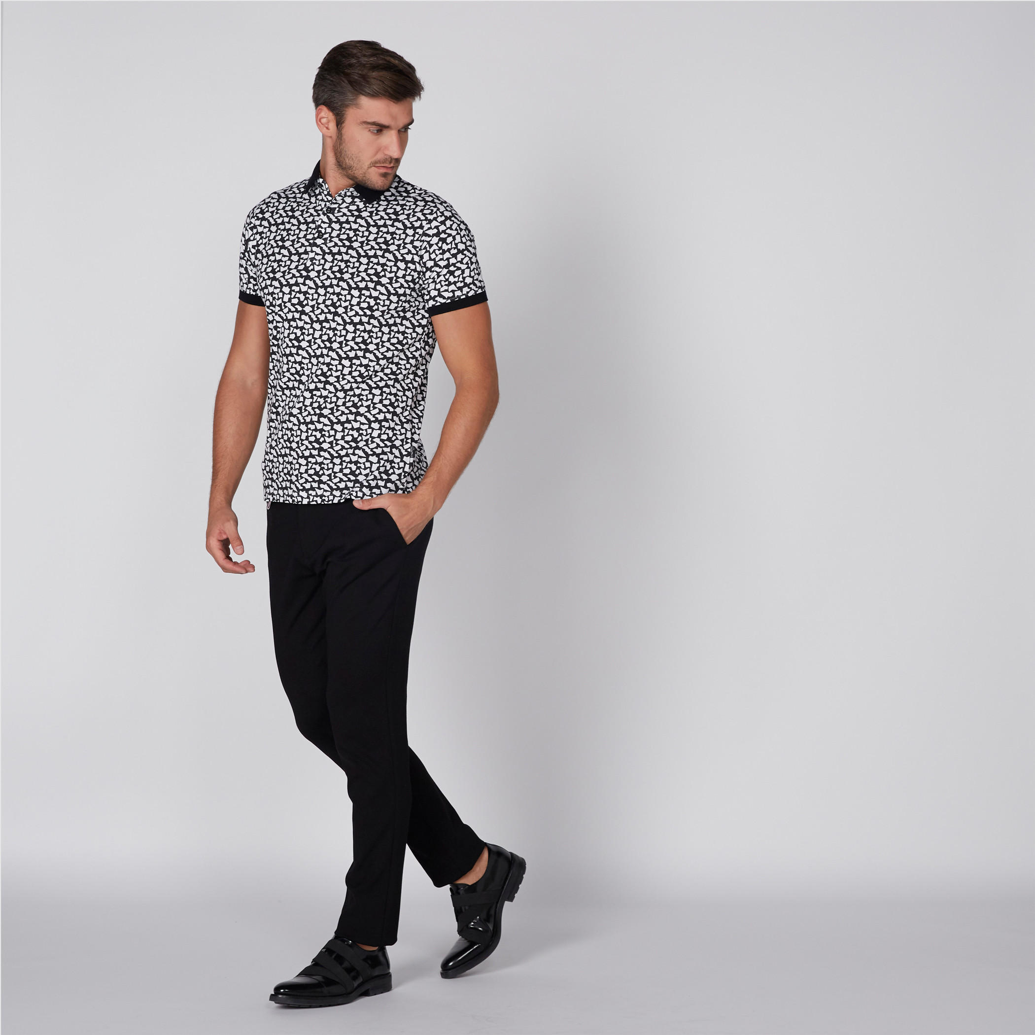 تيشيرت بأكمام قصيرة وياقة بولو وطبعات من لوم-men-clothing-tshirtsandpolos-polos-image-1