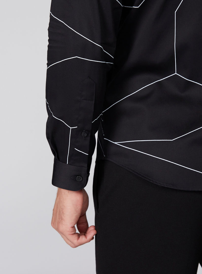 قميص بأكمام طويلة ووصلة أزرار مخفية وطبعات من لوم-men-clothing-shirts-image-2