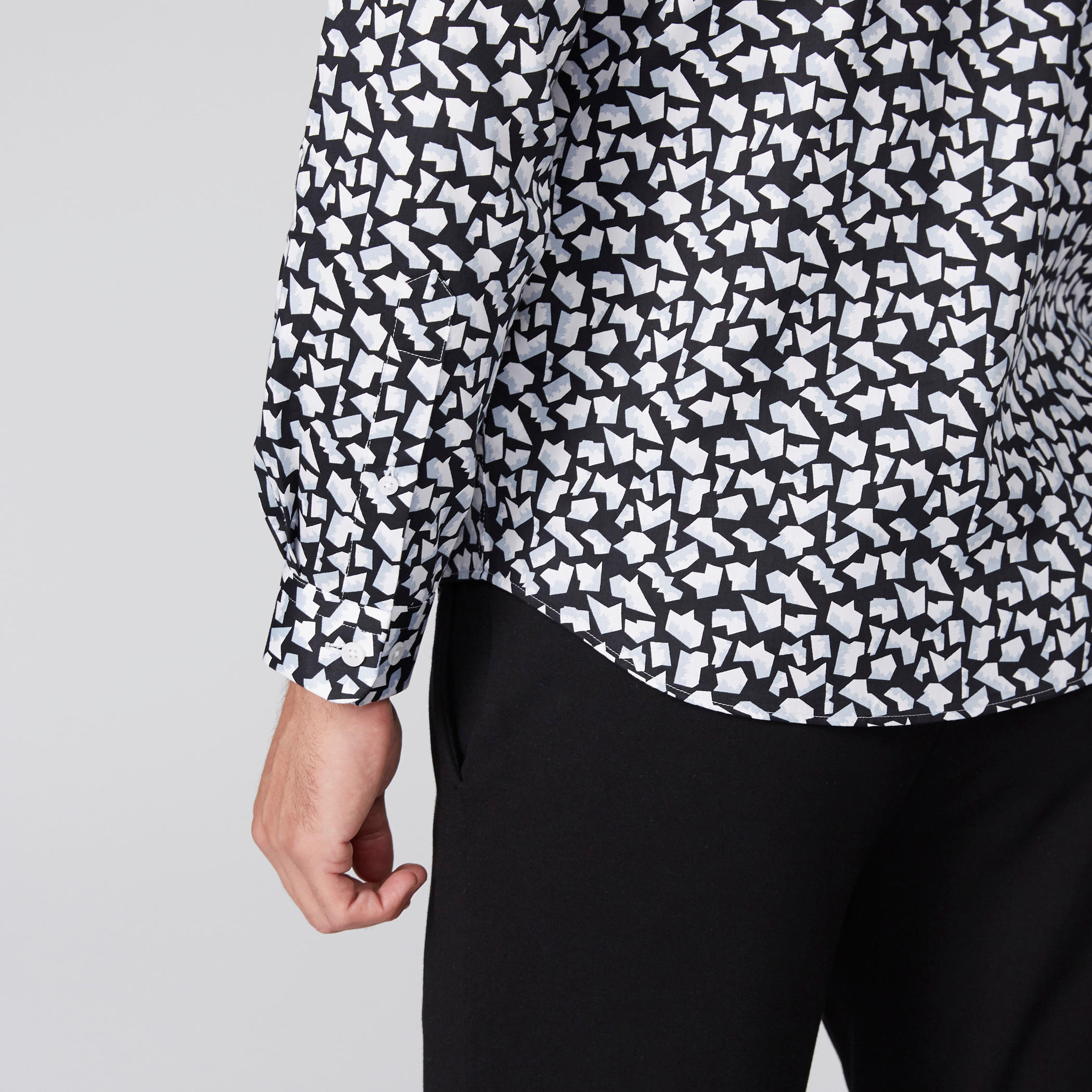 قميص بأكمام طويلة ووصلة أزرار مخفية وطبعات من لوم-men-clothing-shirts-image-2