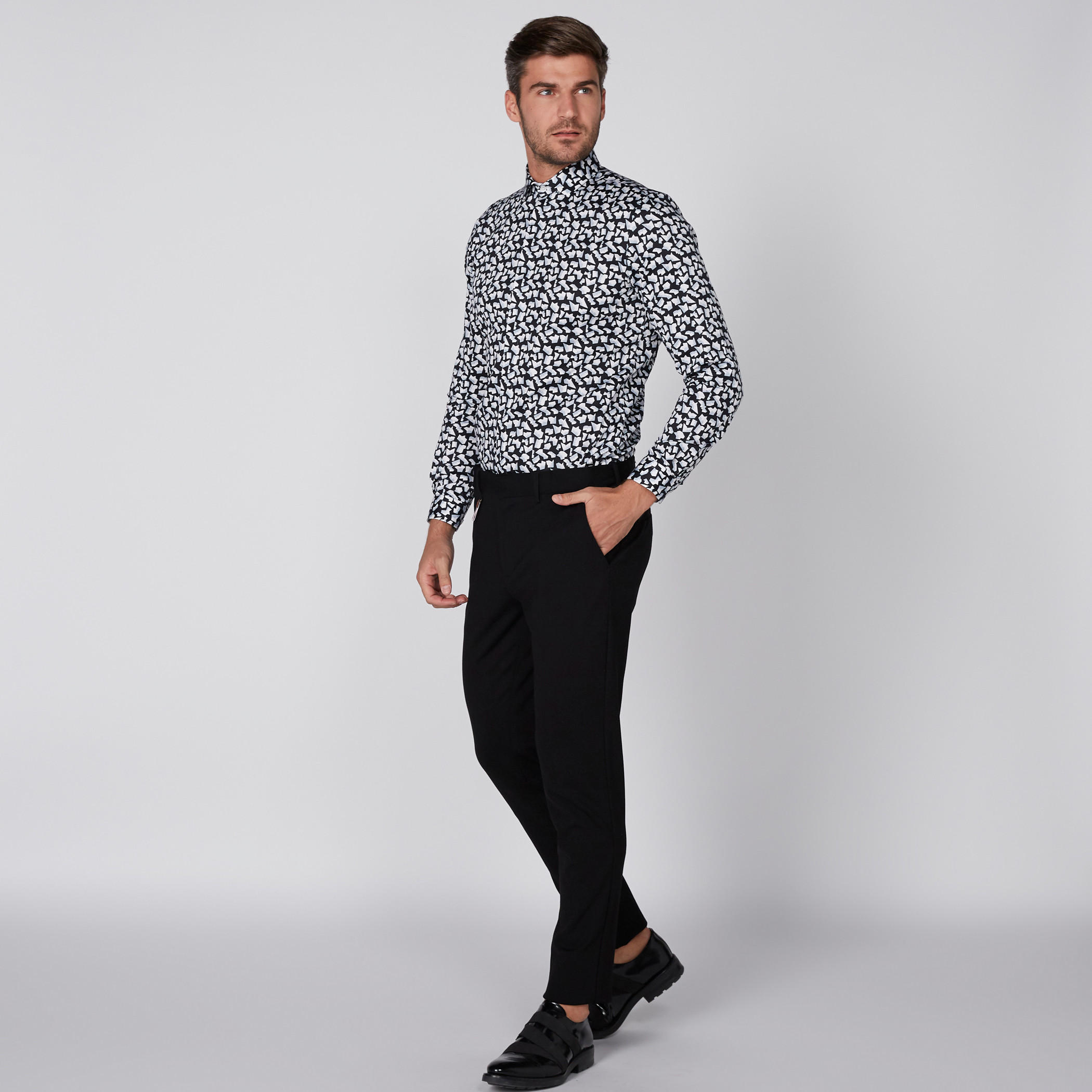 قميص بأكمام طويلة ووصلة أزرار مخفية وطبعات من لوم-men-clothing-shirts-image-5
