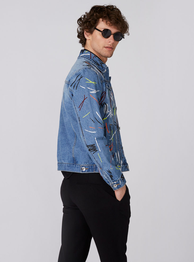 جاكيت دينم بطبعات وأكمام طويلة وزر إغلاق من لوم-men-clothing-jacketsandblazers-jackets-image-4