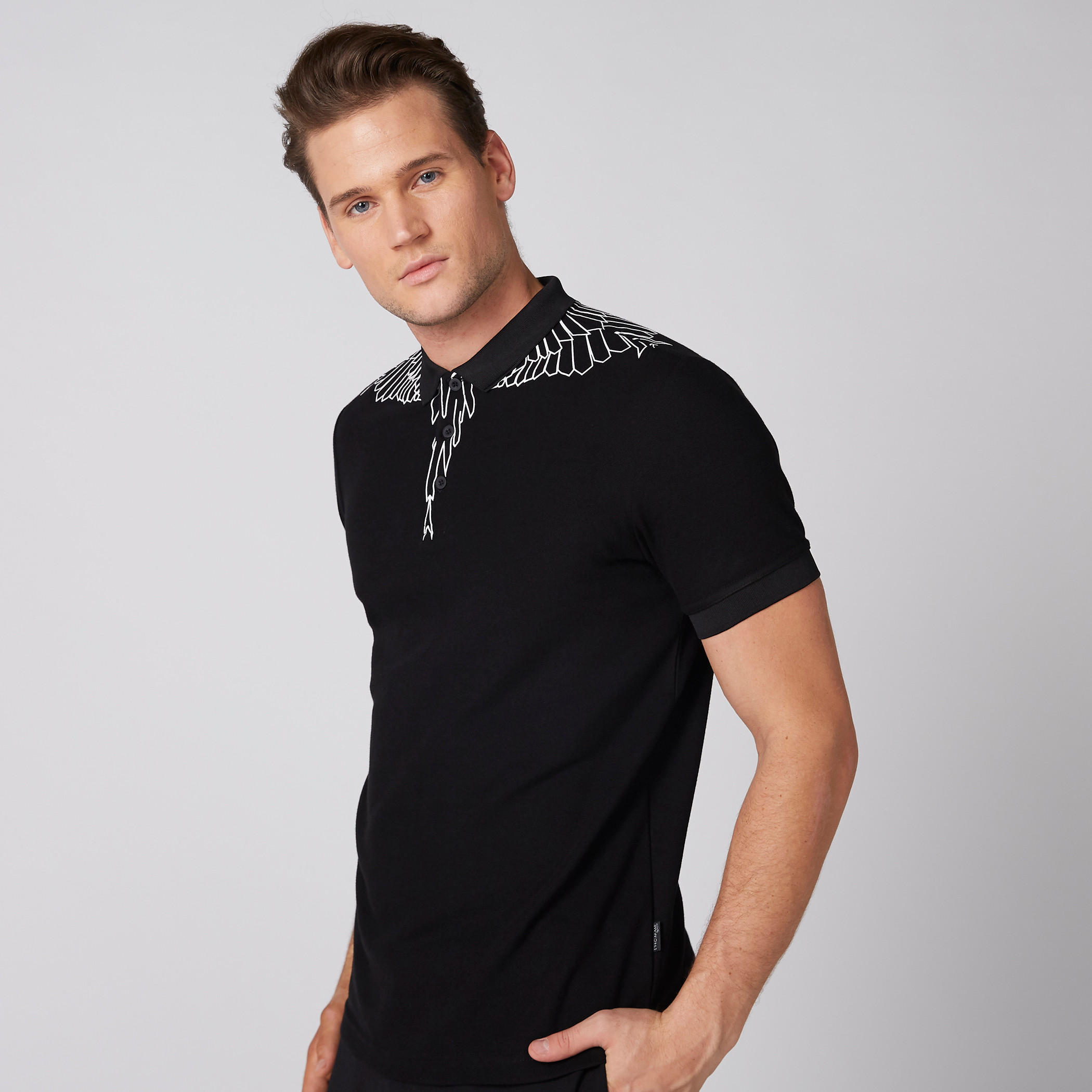 تيشيرت بأكمام قصيرة وياقة بولو مزيّن بطبعات من لوم-men-clothing-tshirtsandpolos-polos-image-1