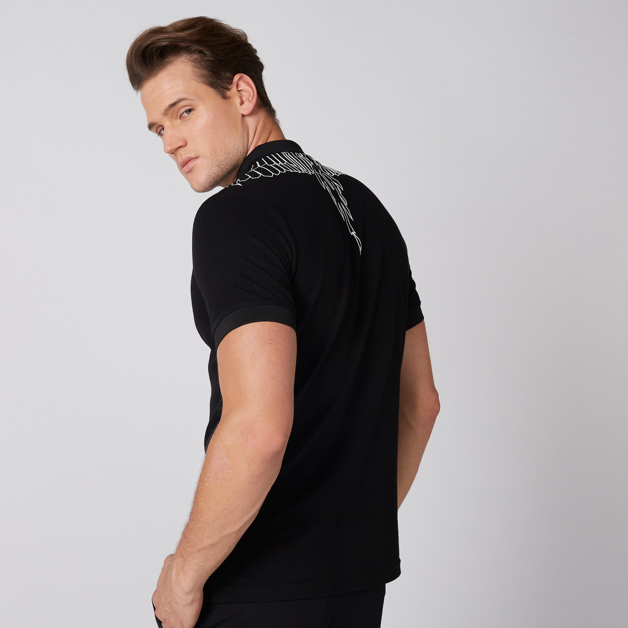 تيشيرت بأكمام قصيرة وياقة بولو مزيّن بطبعات من لوم-men-clothing-tshirtsandpolos-polos-image-2
