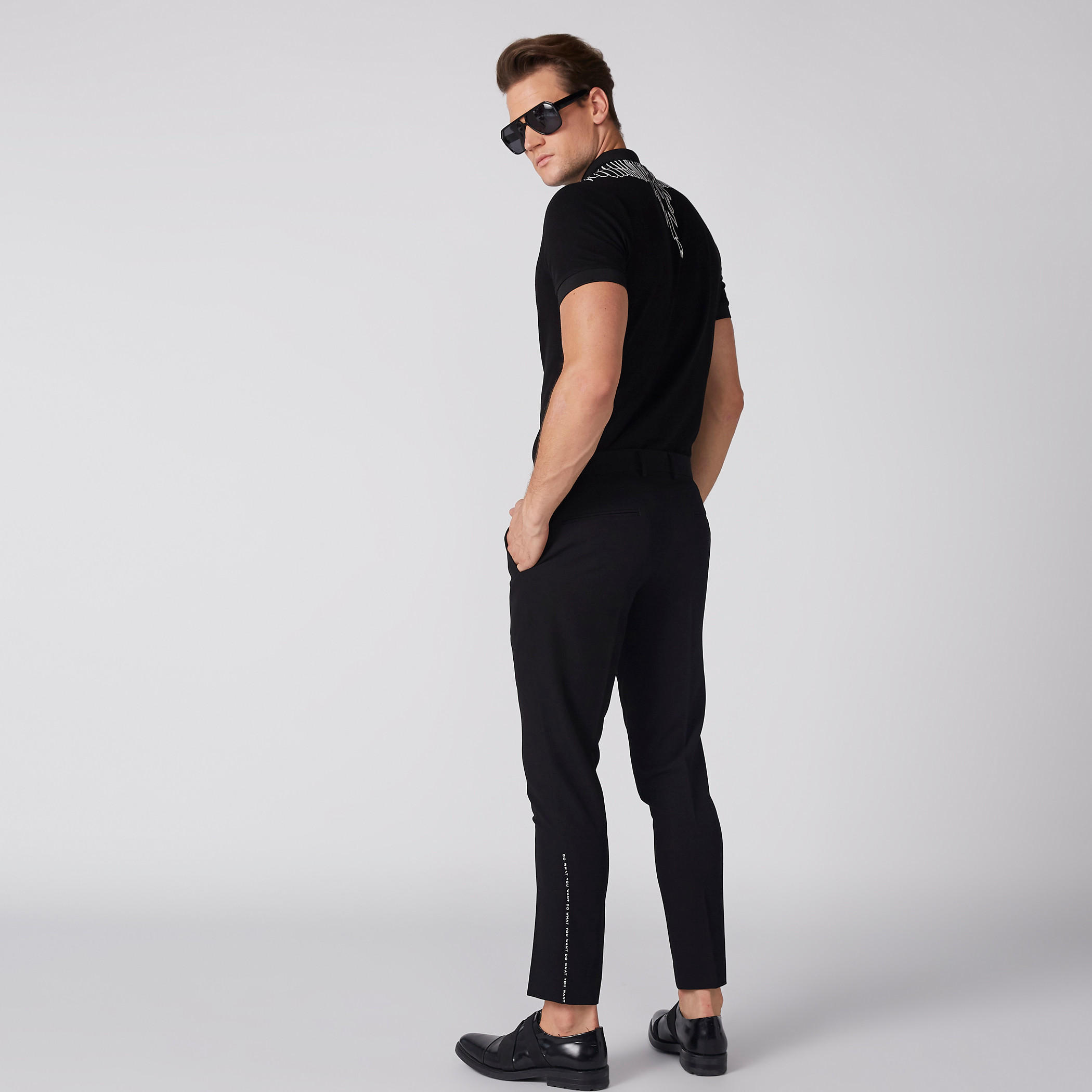 تيشيرت بأكمام قصيرة وياقة بولو مزيّن بطبعات من لوم-men-clothing-tshirtsandpolos-polos-image-4