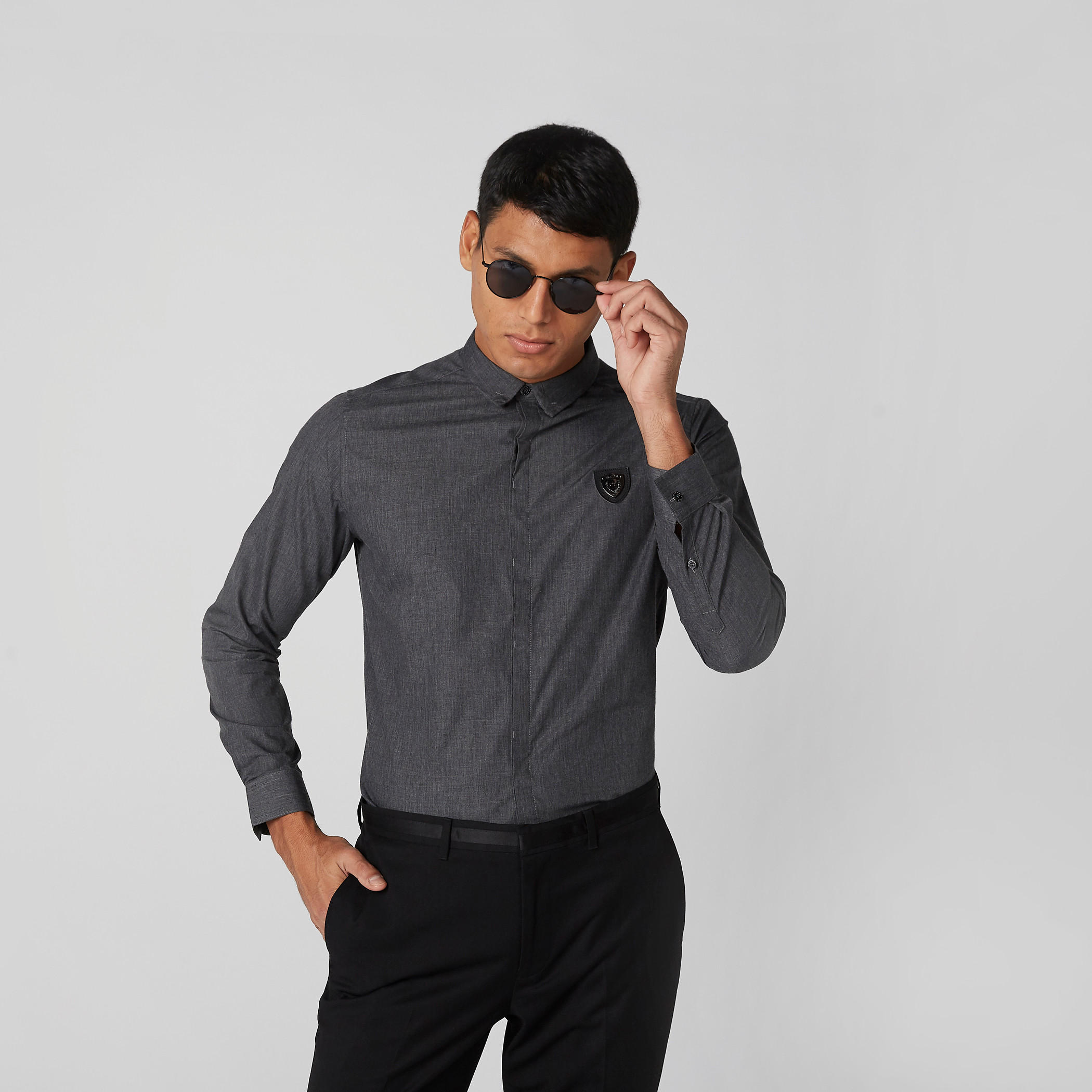قميص بأكمام طويلة ووصلة أزرار مخفية وتزيينات من لوم-men-clothing-shirts-image-1