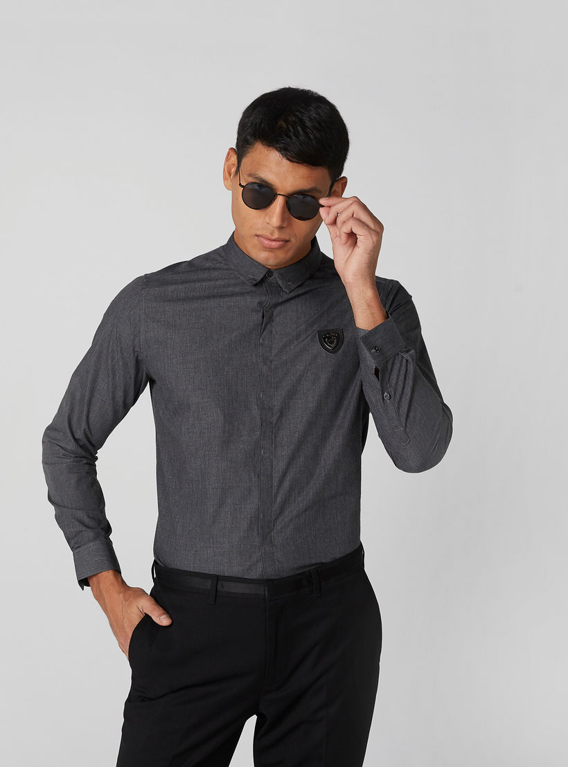 قميص بأكمام طويلة ووصلة أزرار مخفية وتزيينات من لوم-men-clothing-shirts-image-1